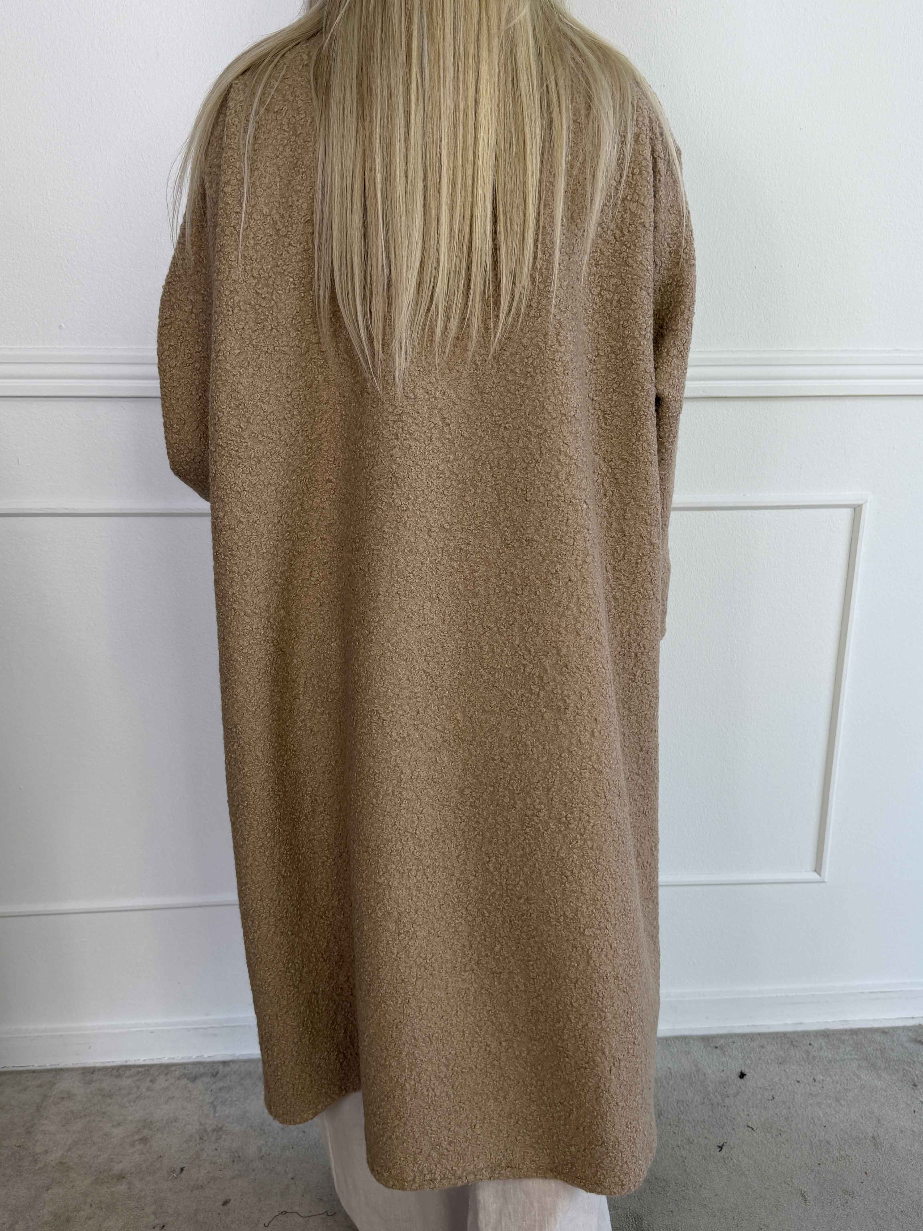 Annah Teddy - Oversized frakke i blødt teddy-stof med tydelige syninger og store lommer