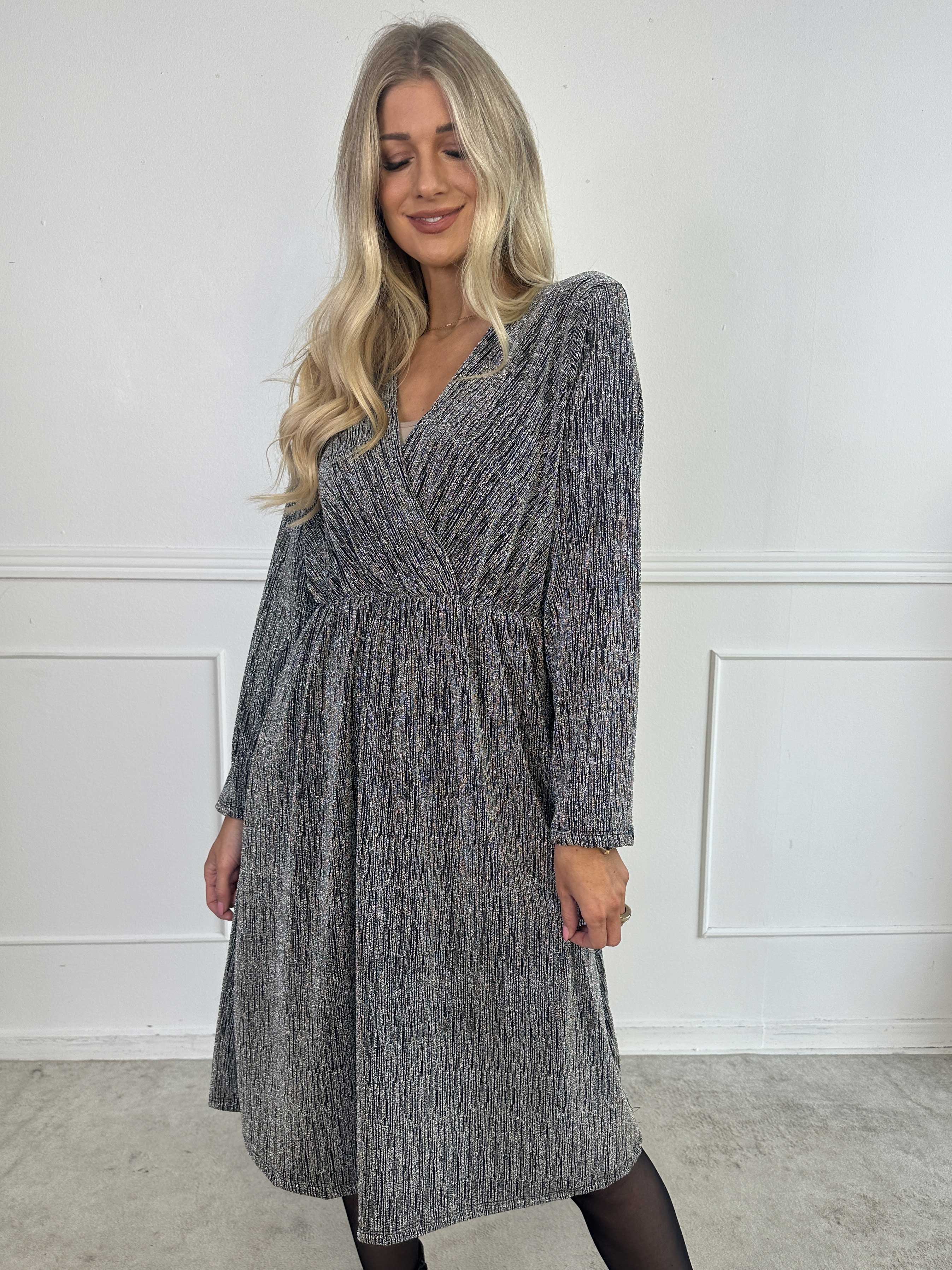 Lina - Sød festkjole med glimmertråde og elegant krydsdetalje ved brystet