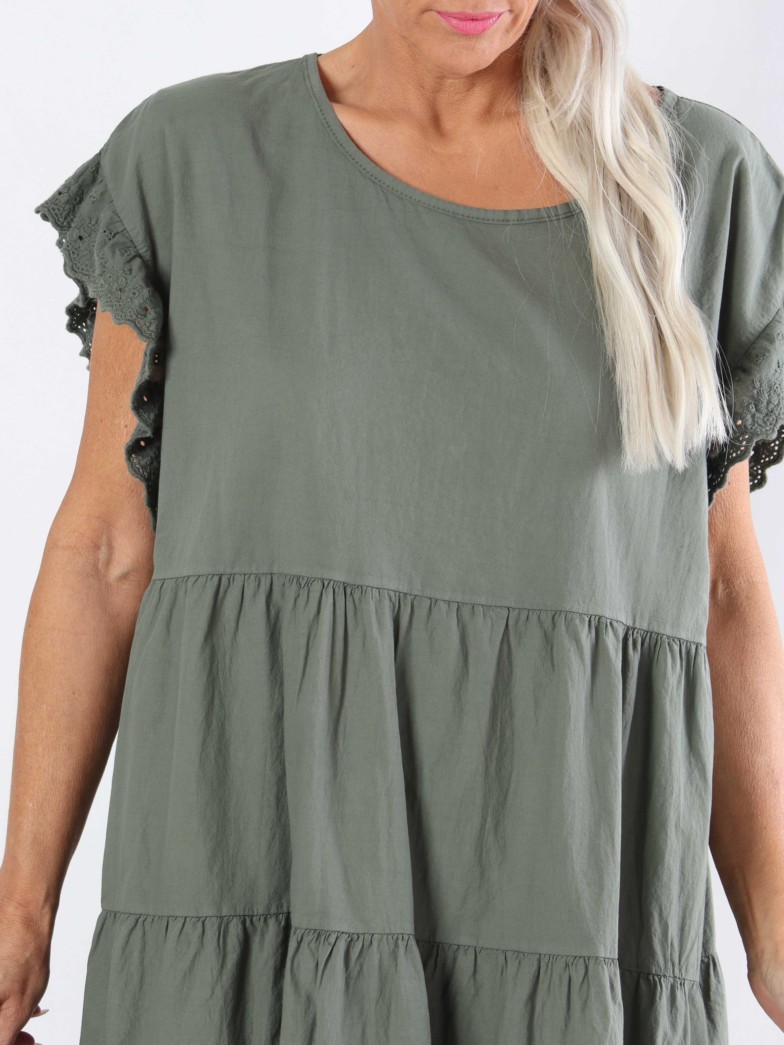 Canada - Sød plus size bomuldskjole med flæseærmer