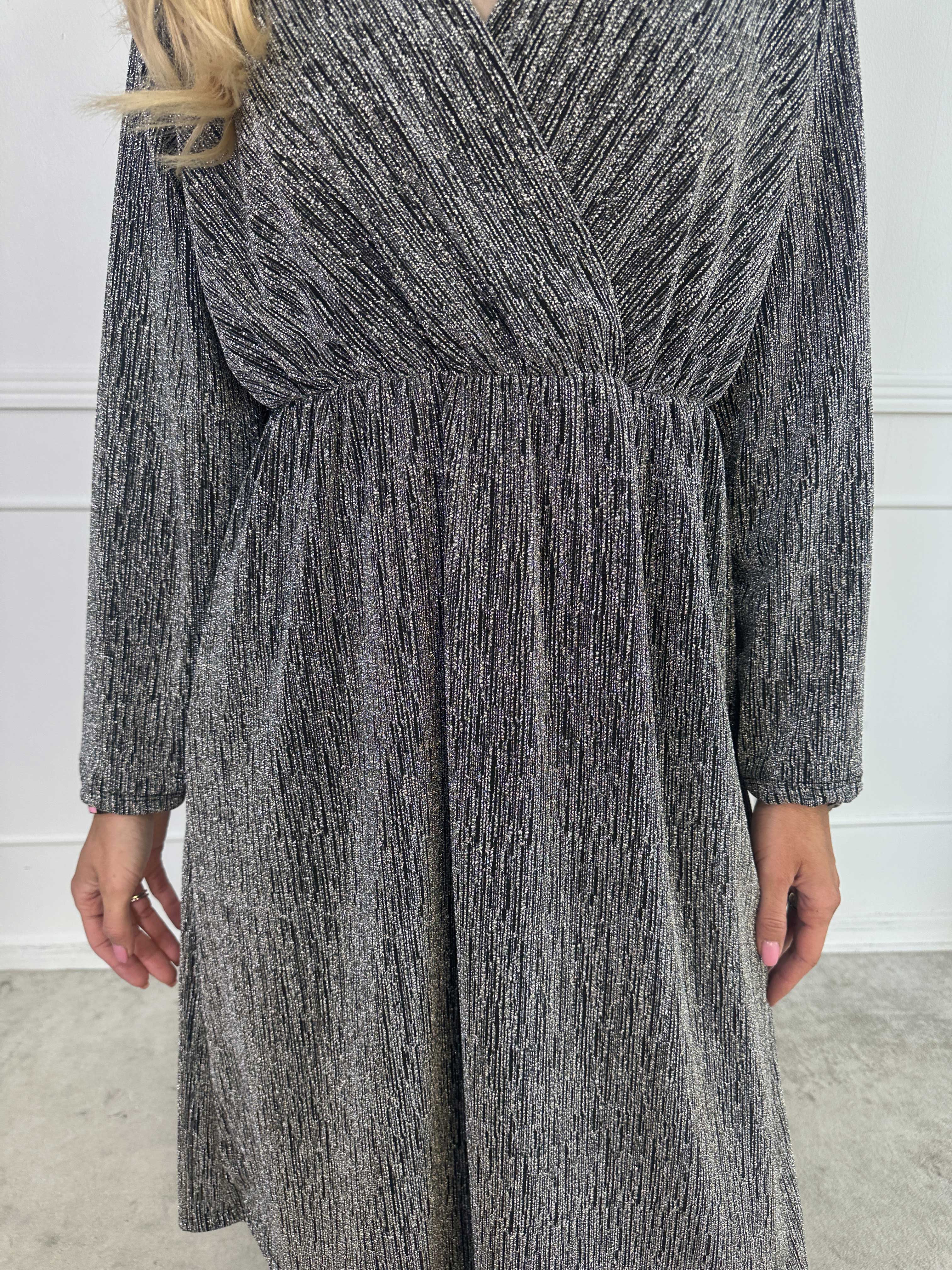 Lina - Sød festkjole med glimmertråde og elegant krydsdetalje ved brystet