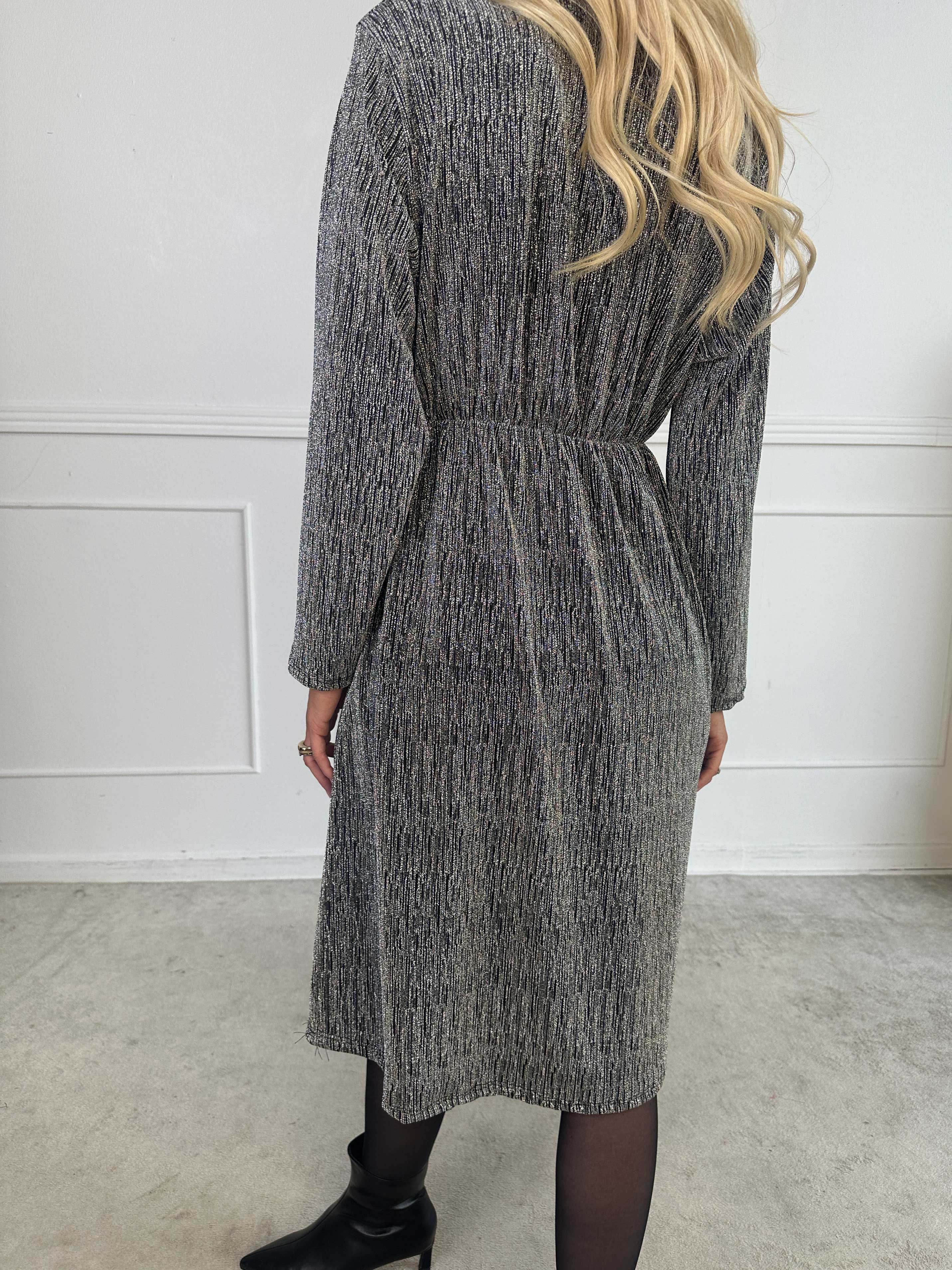 Lina - Sød festkjole med glimmertråde og elegant krydsdetalje ved brystet