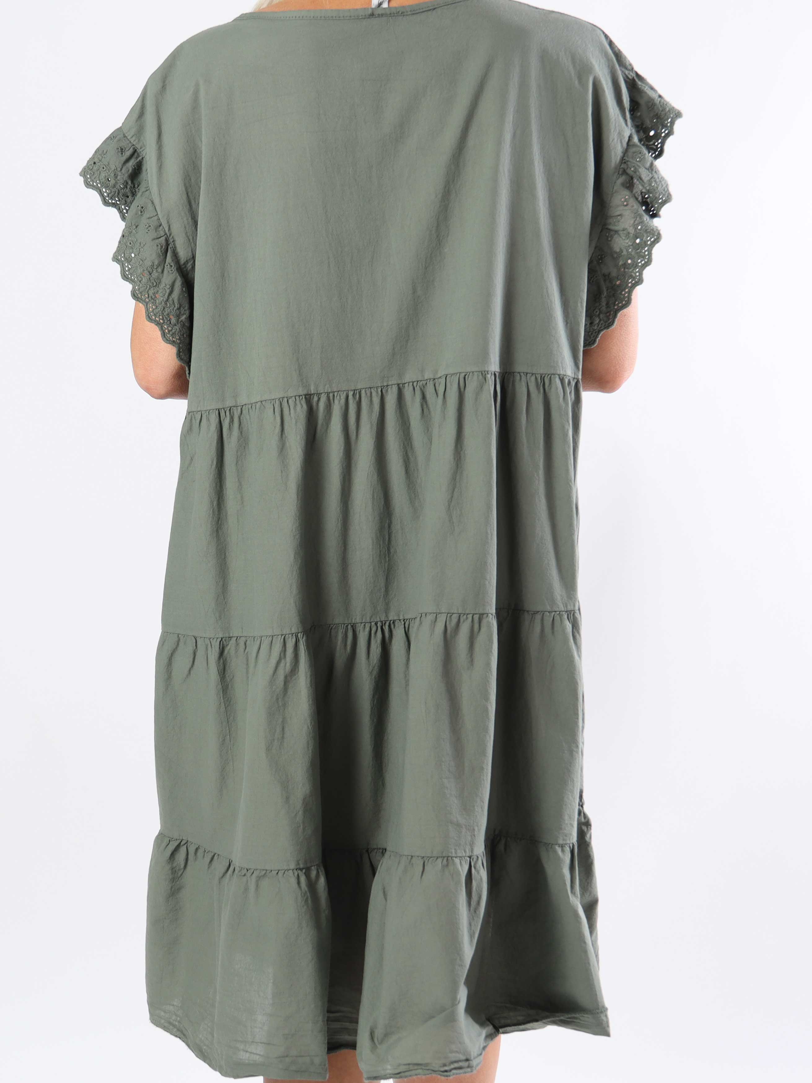 Canada - Sød plus size bomuldskjole med flæseærmer