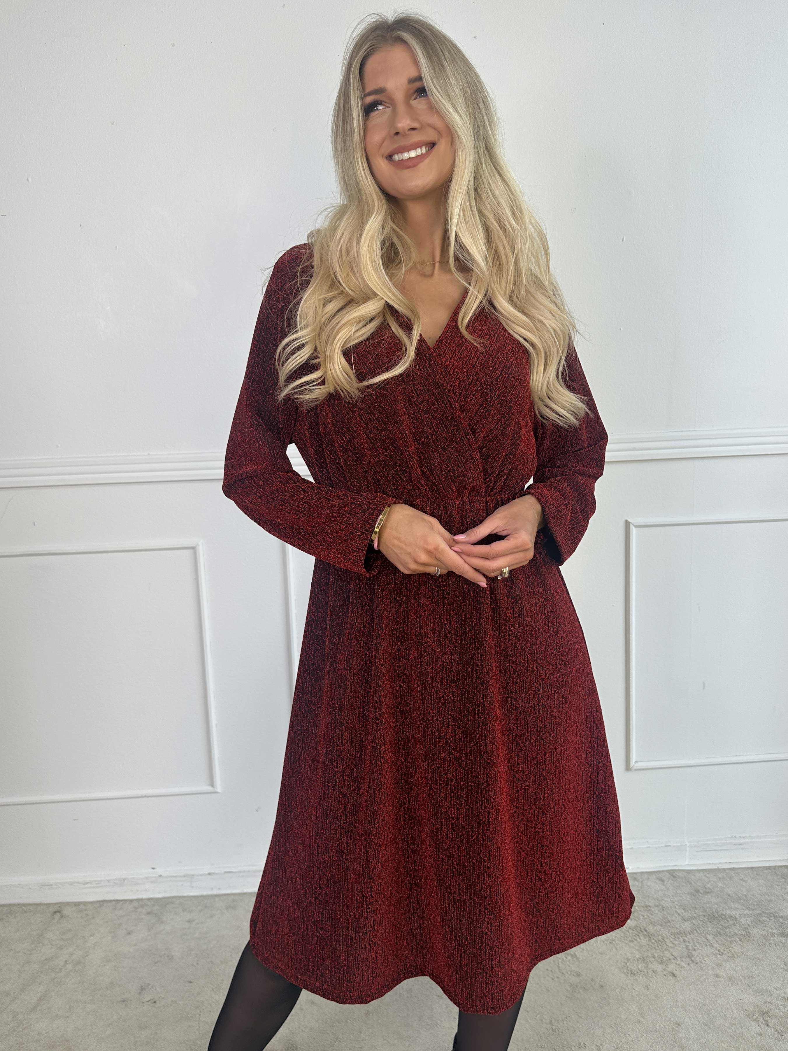 Lina - Sød festkjole med glimmertråde og elegant krydsdetalje ved brystet