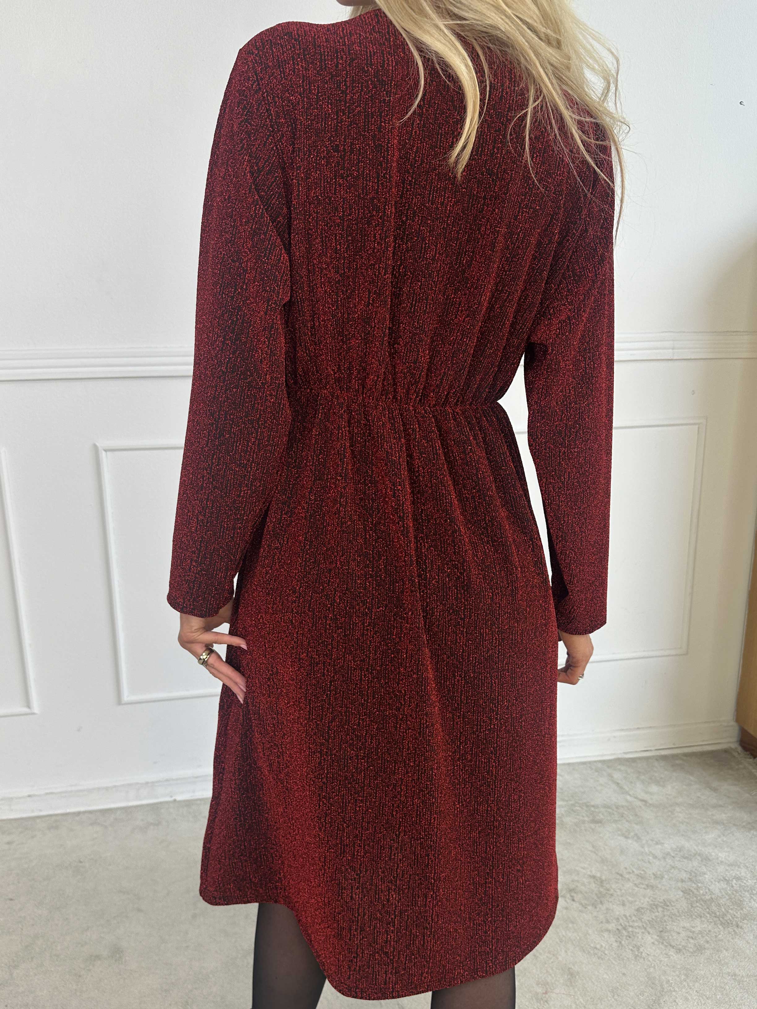 Lina - Sød festkjole med glimmertråde og elegant krydsdetalje ved brystet