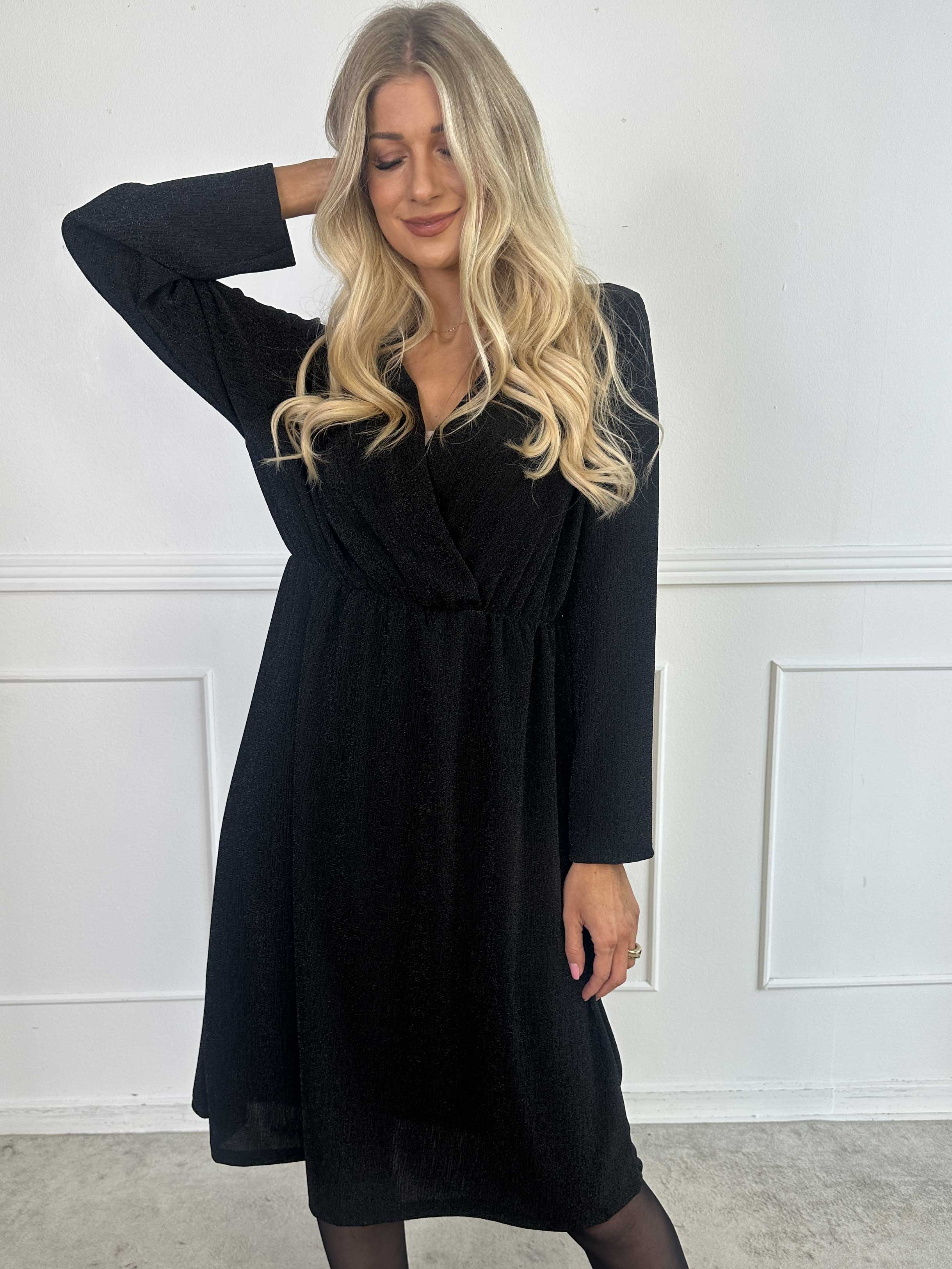 Lina - Sød festkjole med glimmertråde og elegant krydsdetalje ved brystet