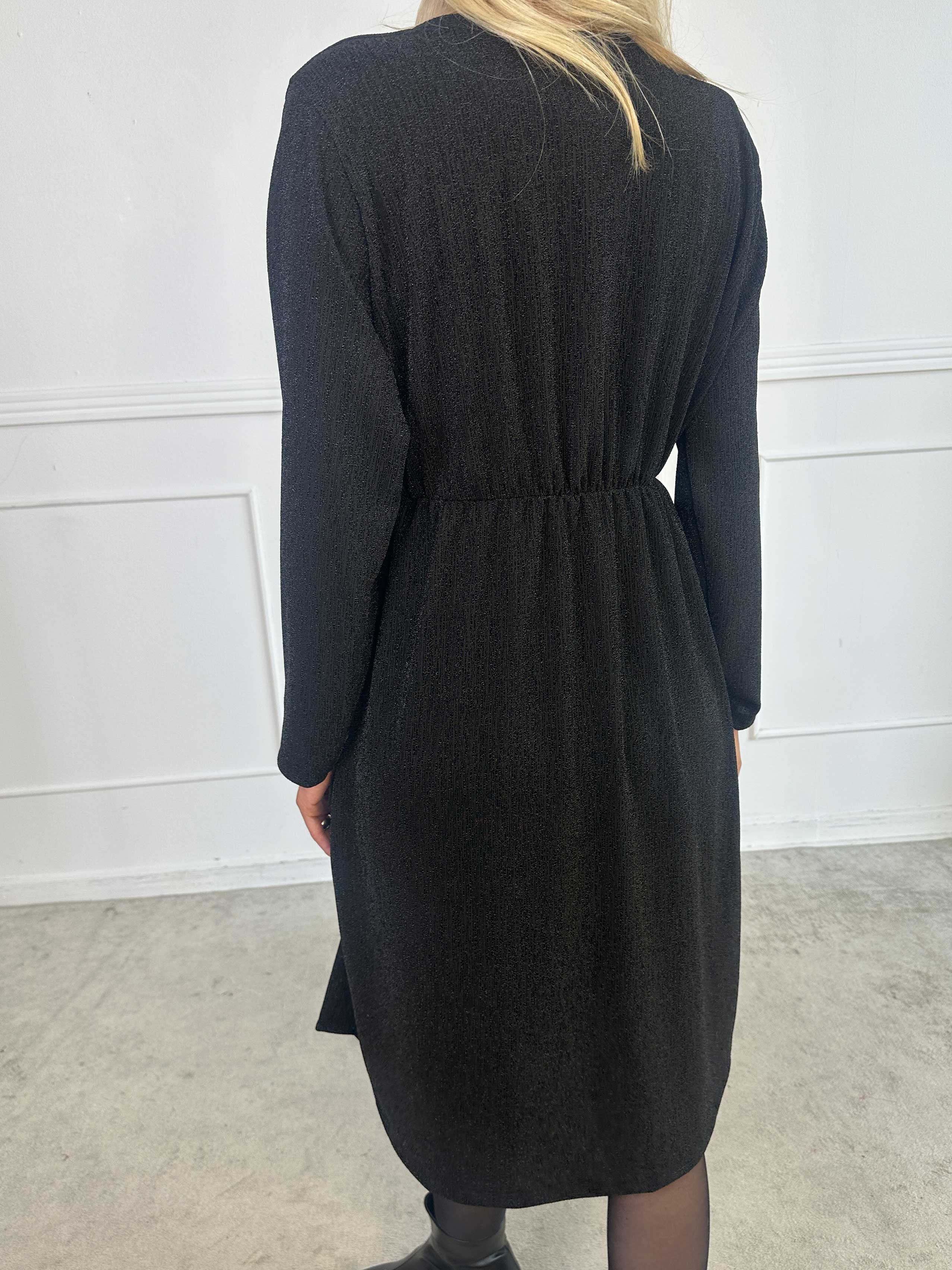 Lina - Sød festkjole med glimmertråde og elegant krydsdetalje ved brystet