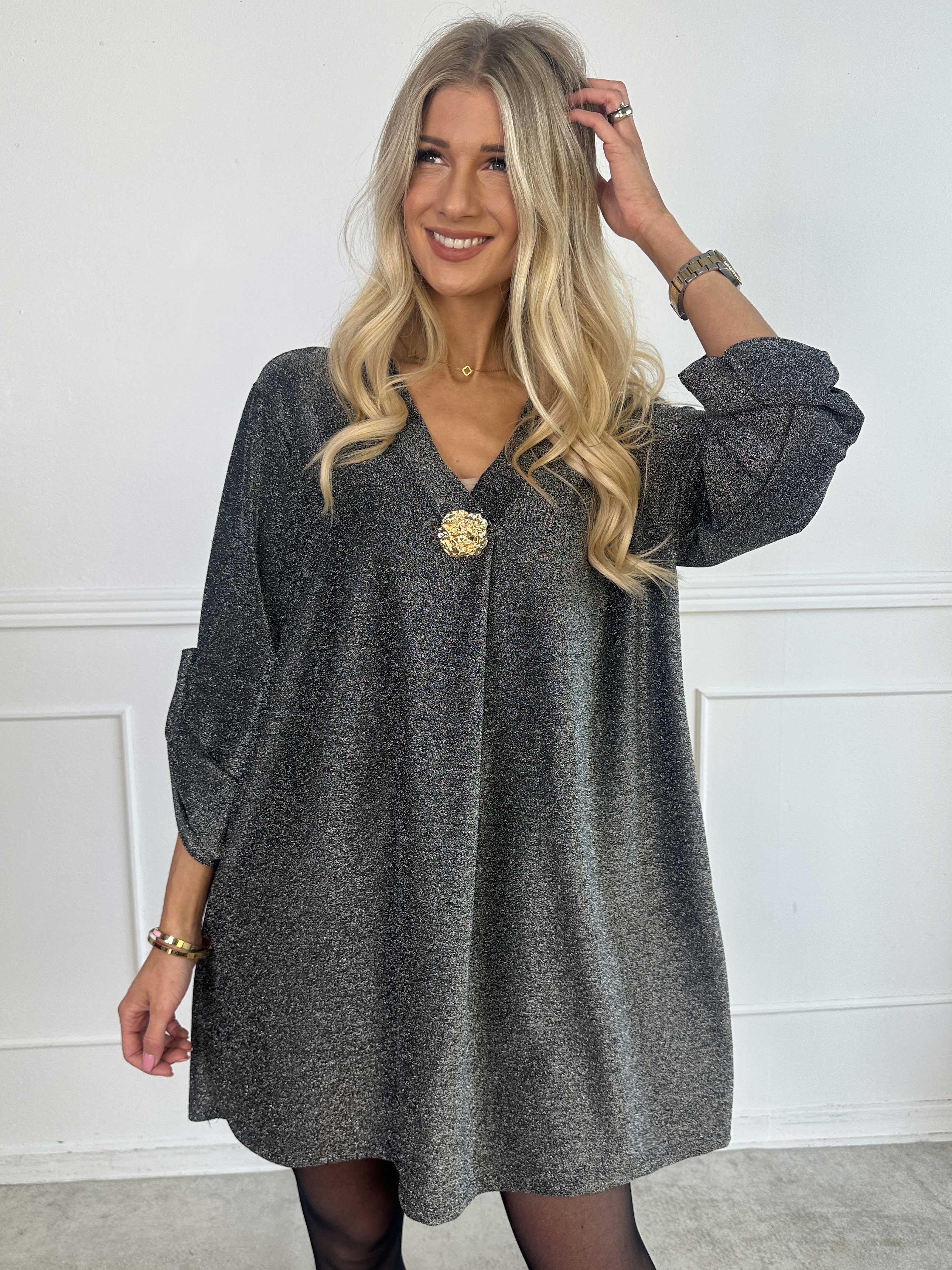 Betty - Sød glitrende tunikakjole med guld broche