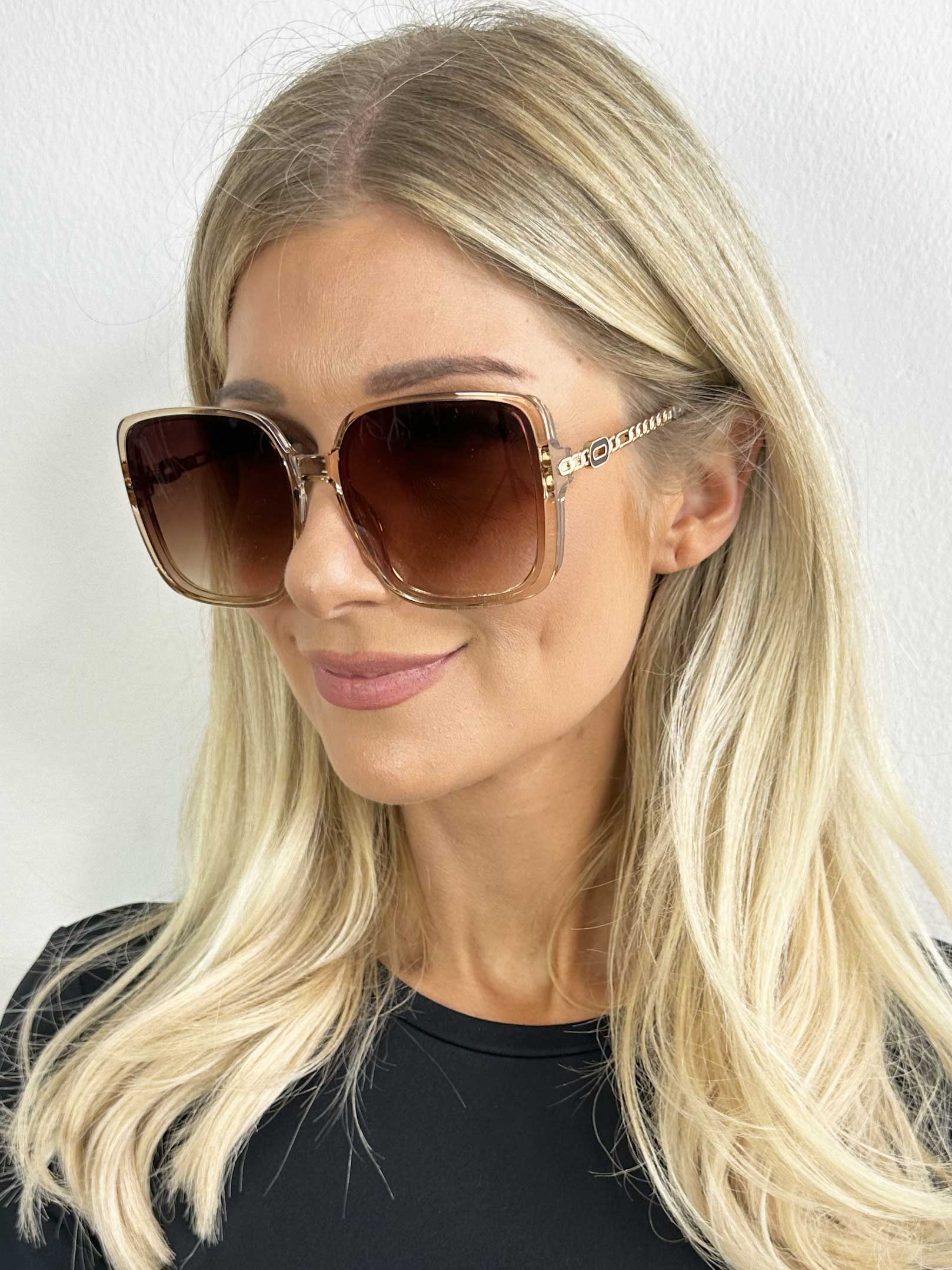 Debra - Firkantet solbriller med stel i 'lænke'