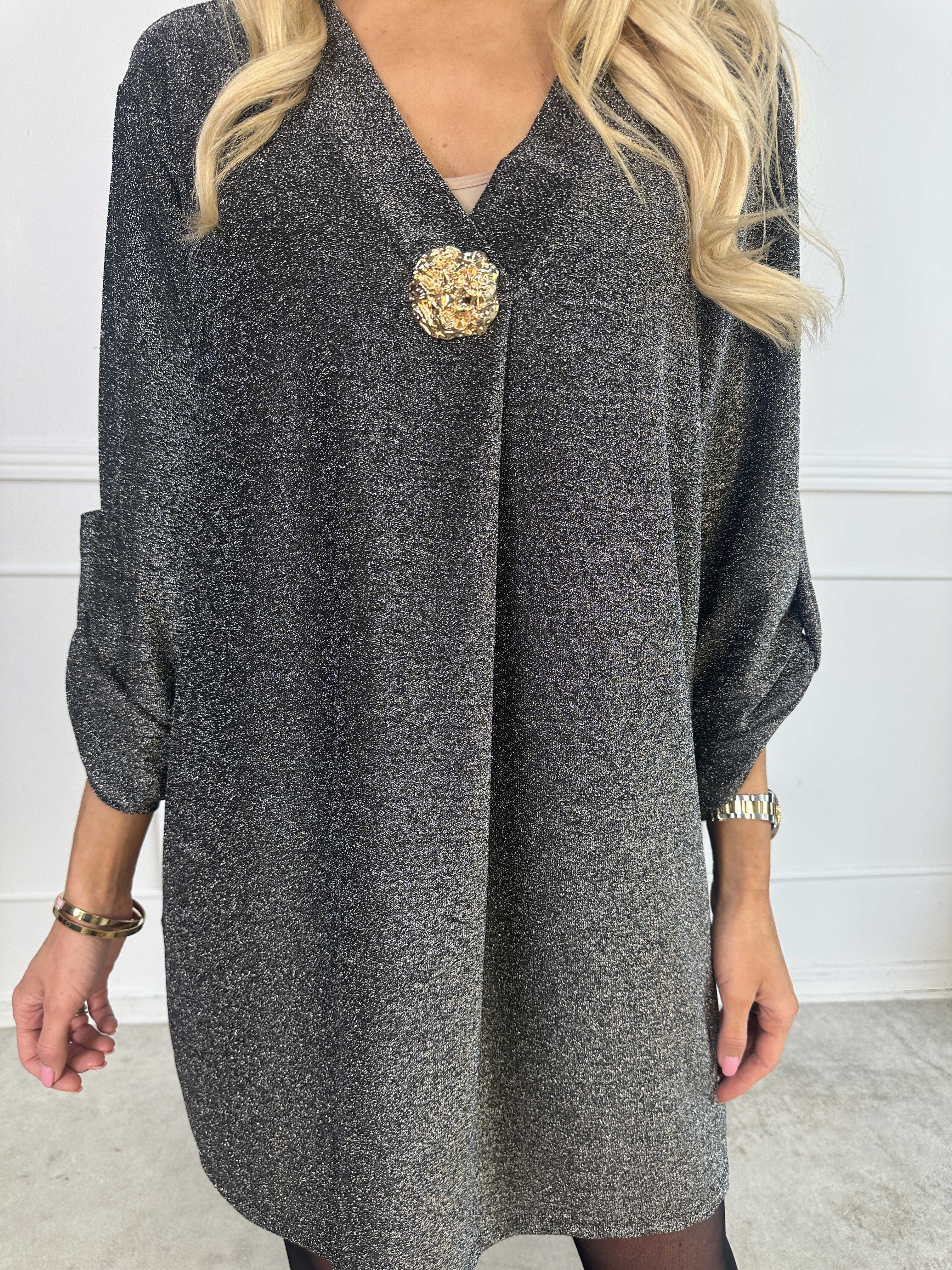 Betty - Sød glitrende tunikakjole med guld broche
