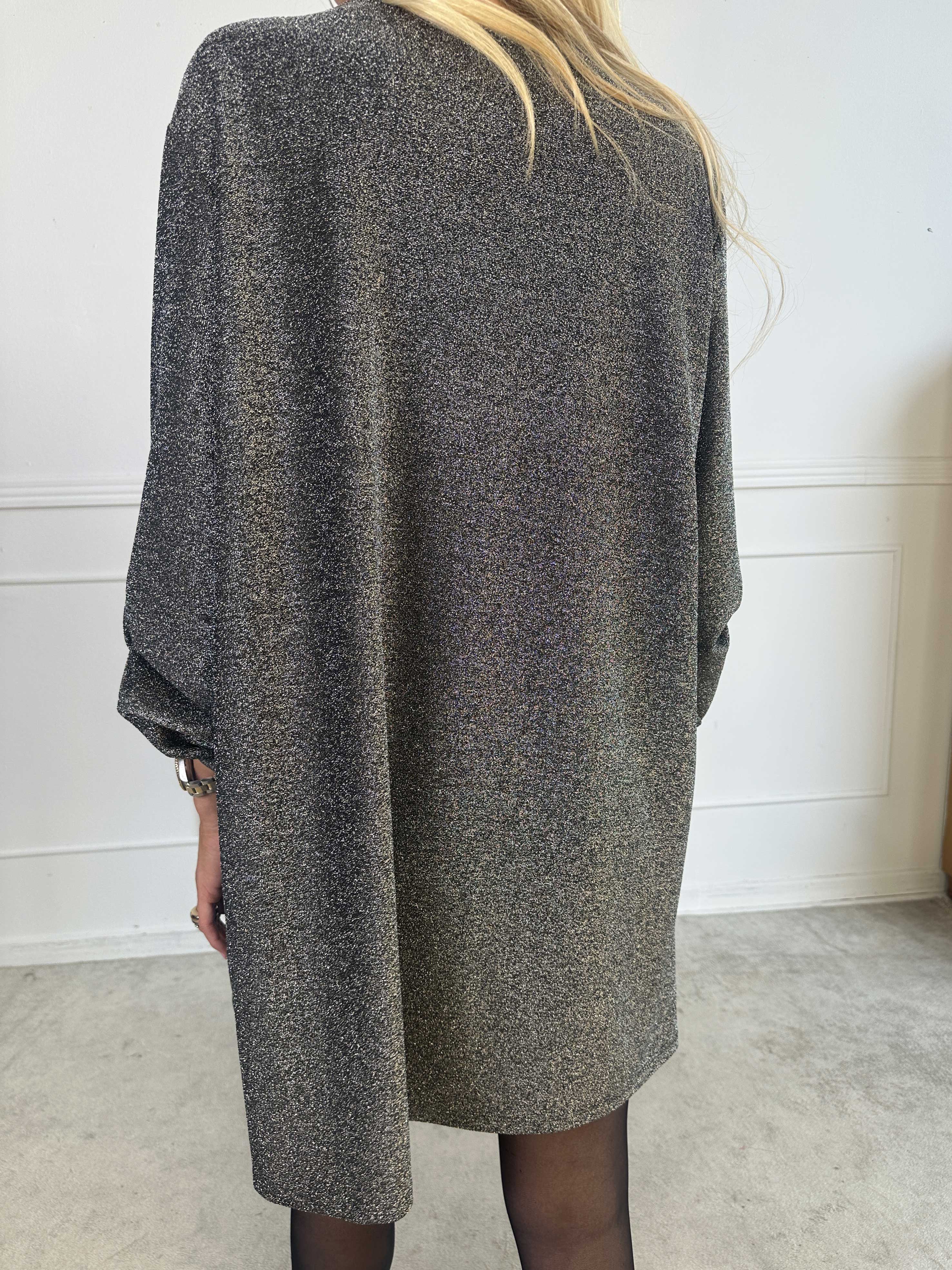 Betty - Sød glitrende tunikakjole med guld broche