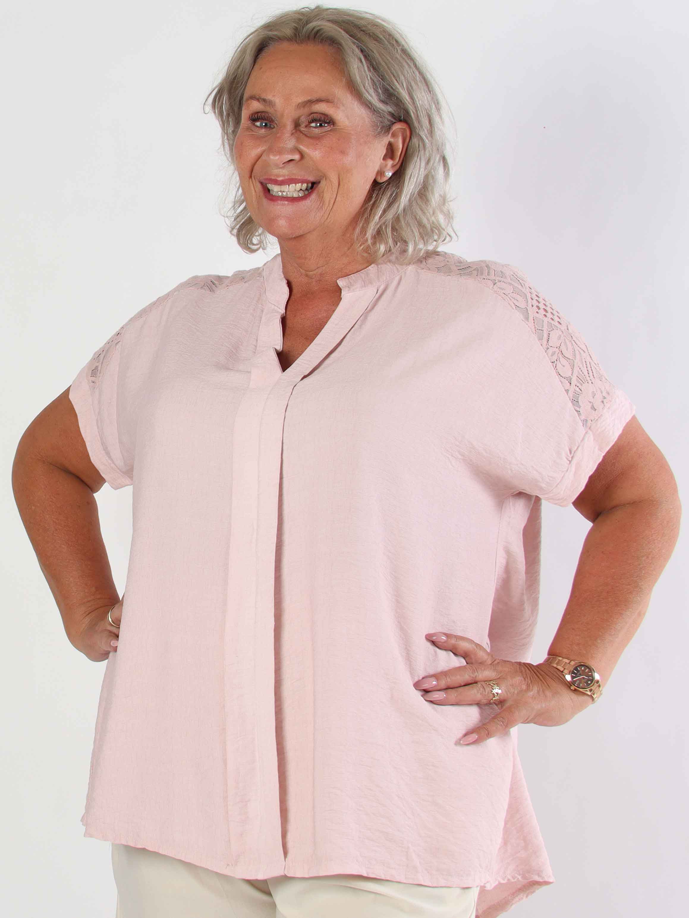 Galene - Sød plus size tunika i viskose med blondedetaljer