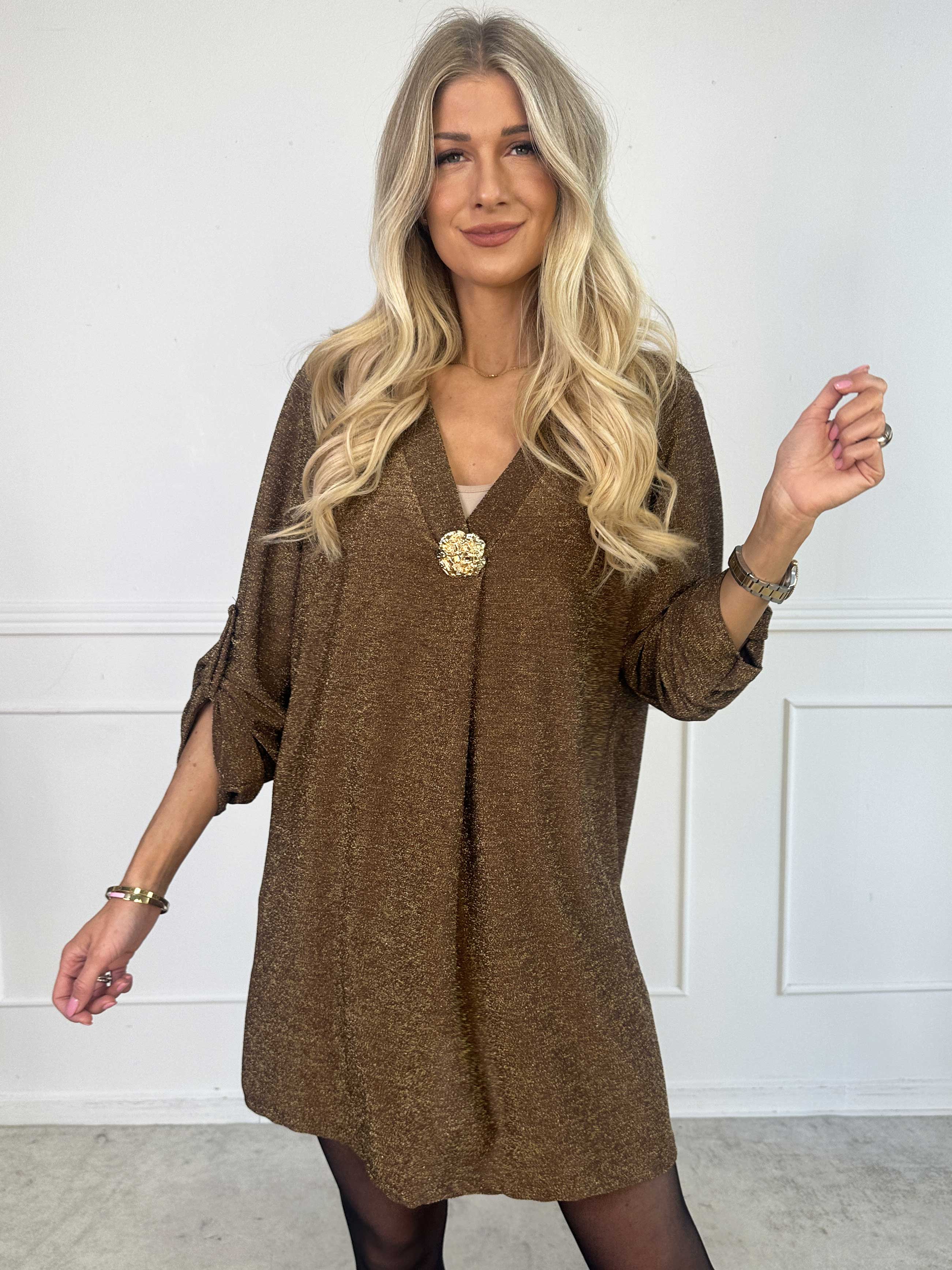 Betty - Sød glitrende tunikakjole med guld broche