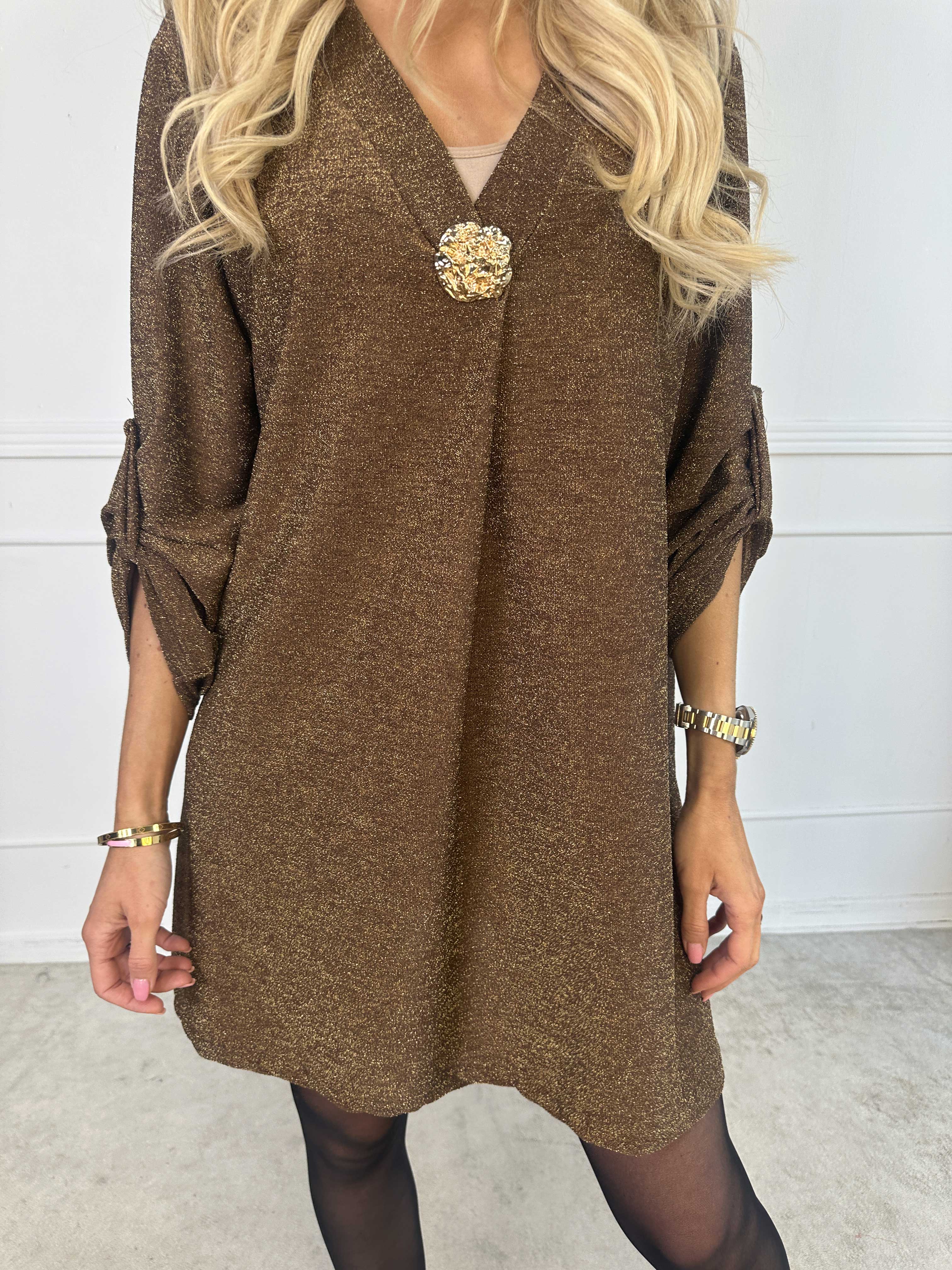Betty - Sød glitrende tunikakjole med guld broche