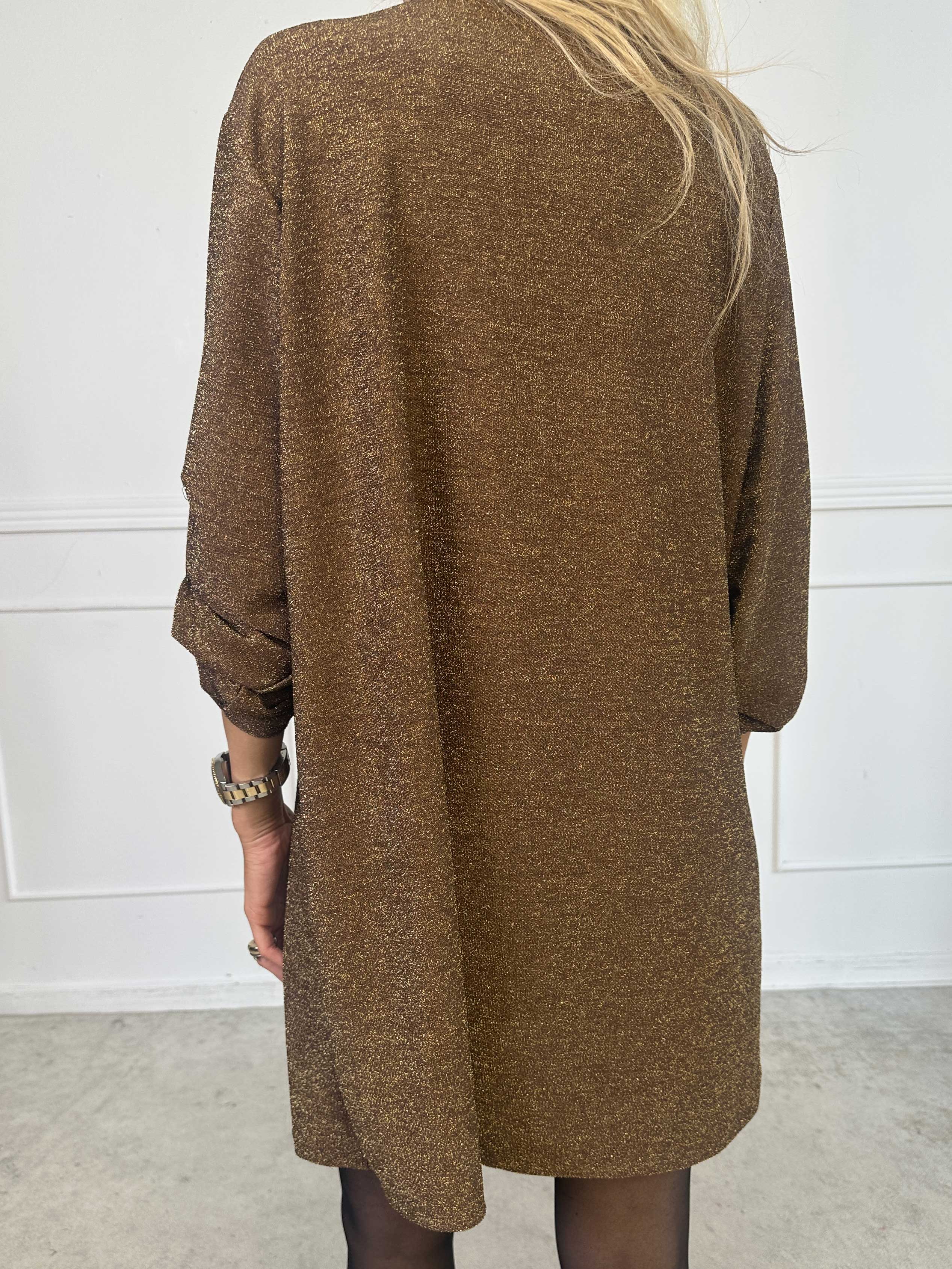 Betty - Sød glitrende tunikakjole med guld broche