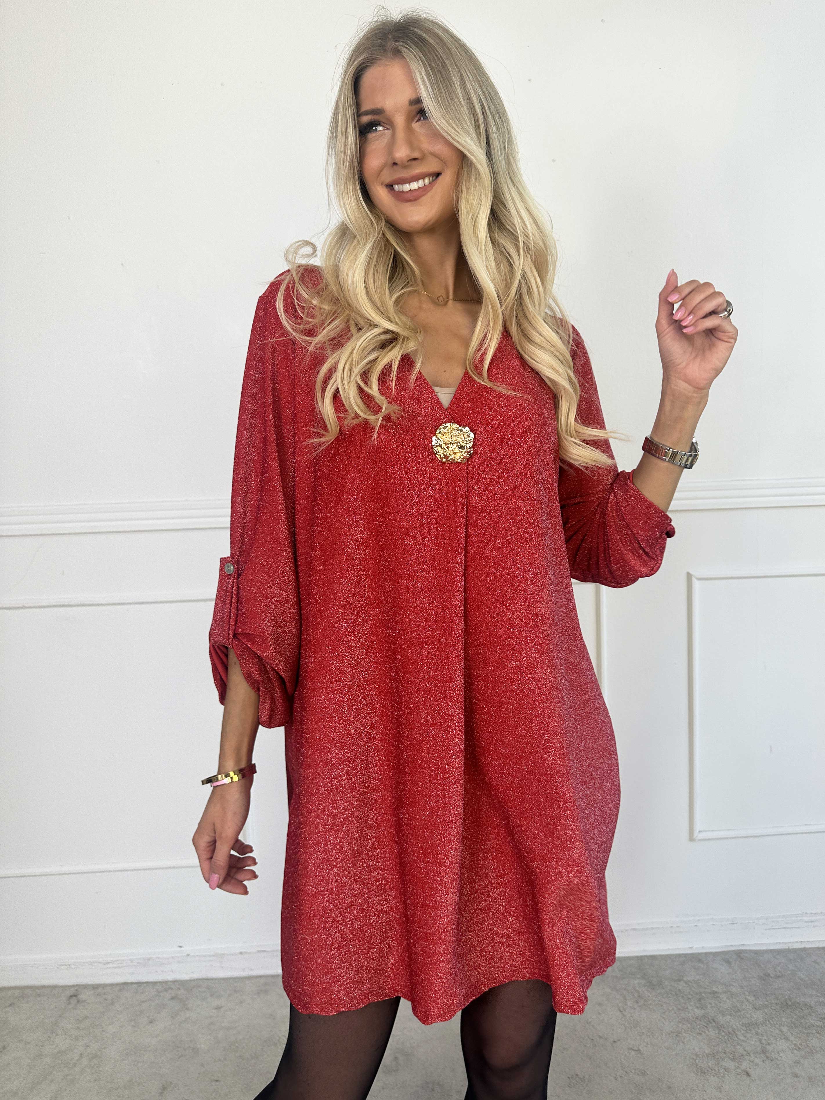 Betty - Sød glitrende tunikakjole med guld broche
