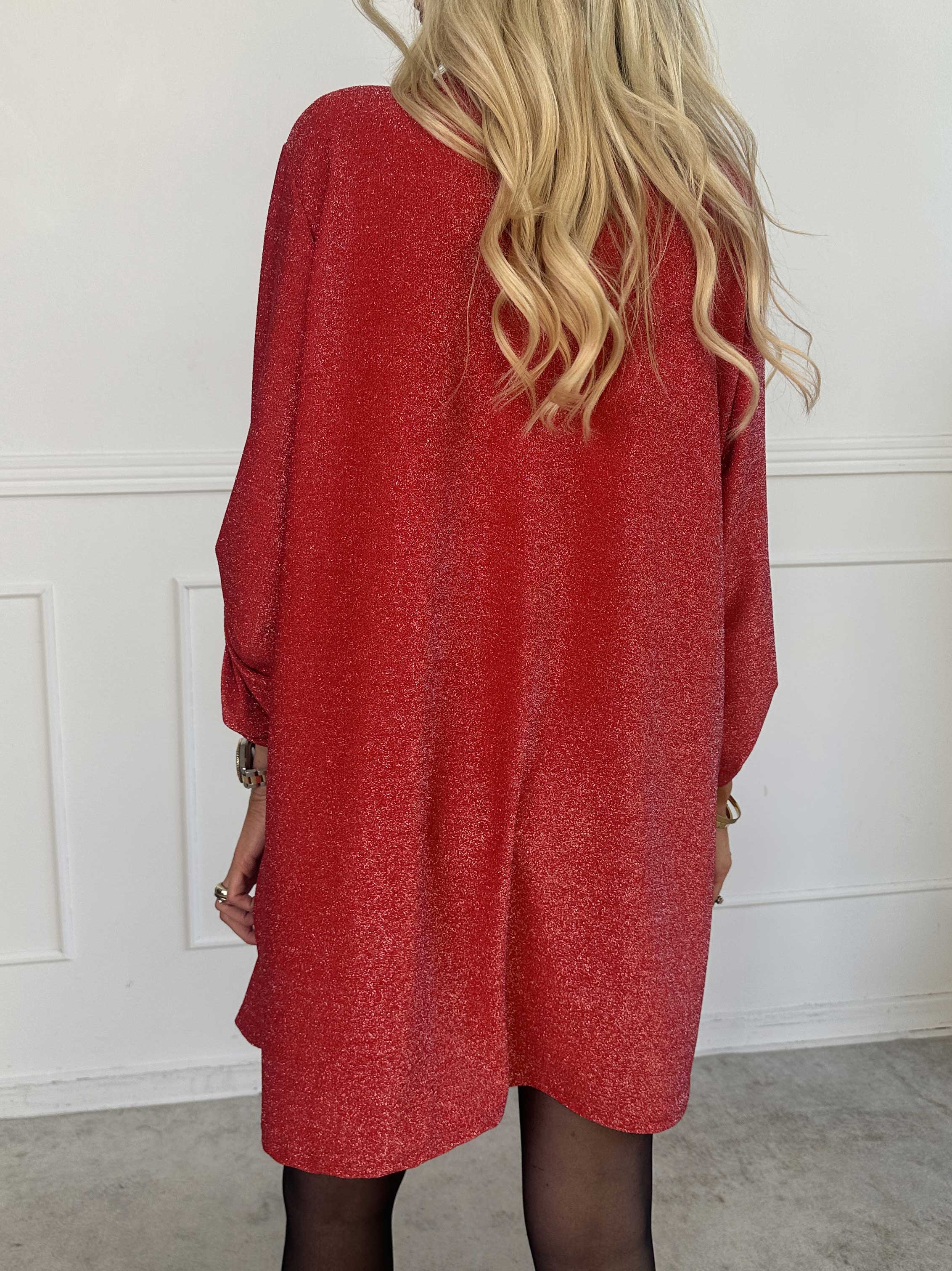 Betty - Sød glitrende tunikakjole med guld broche