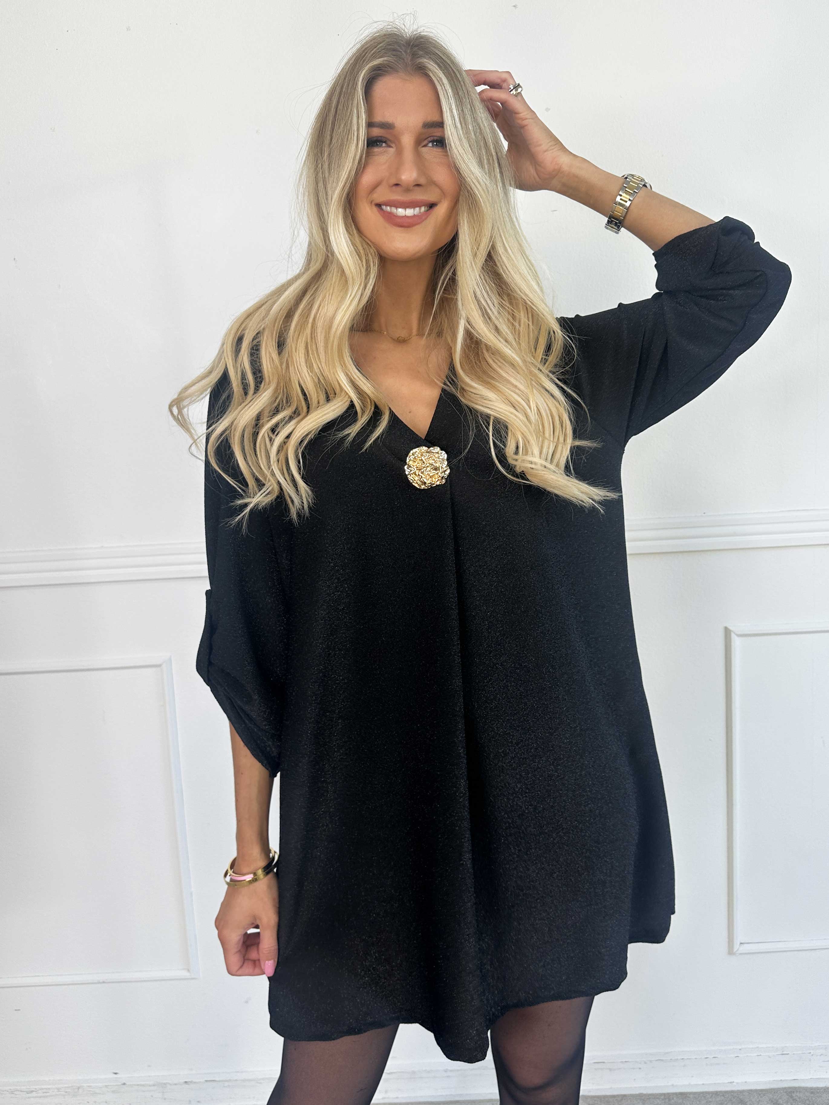 Betty - Sød glitrende tunikakjole med guld broche