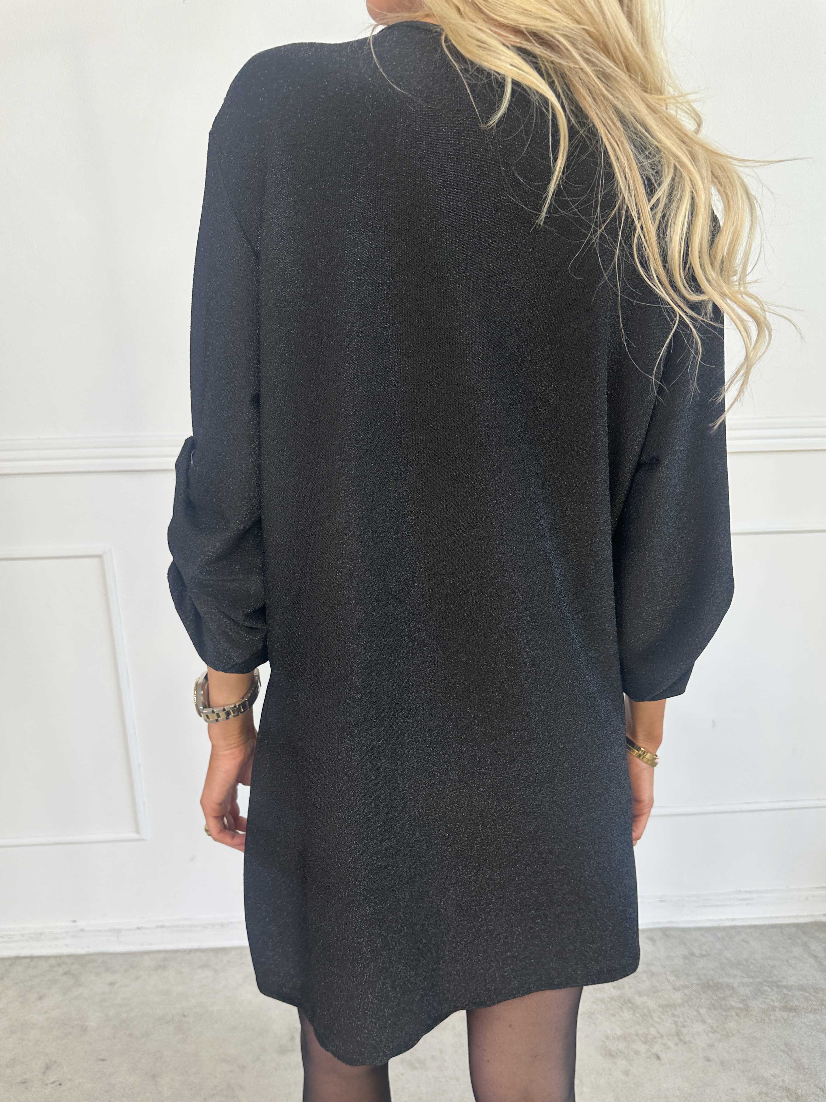 Betty - Sød glitrende tunikakjole med guld broche