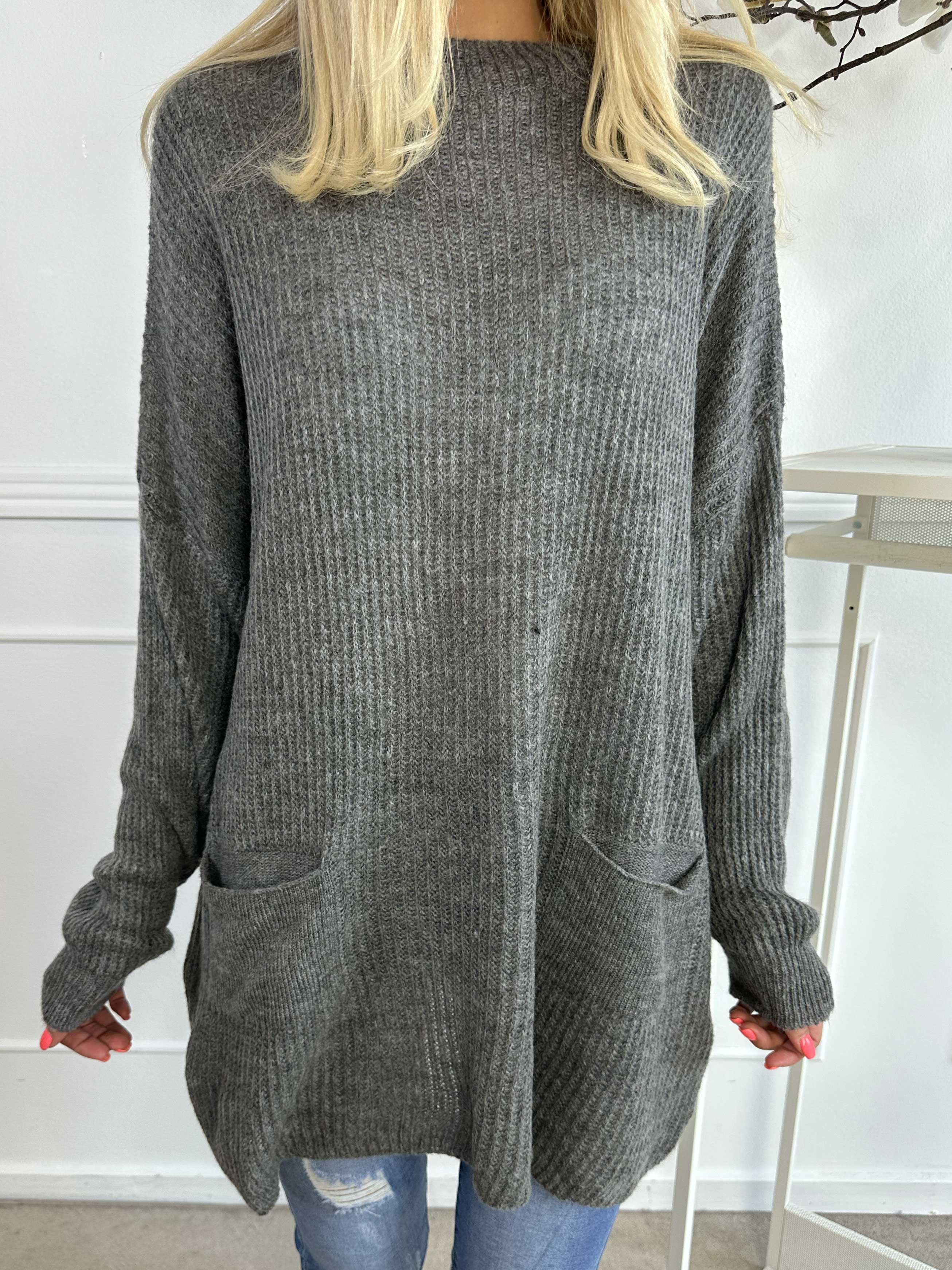 Dakota - Lang plus size strikbluse med lommer