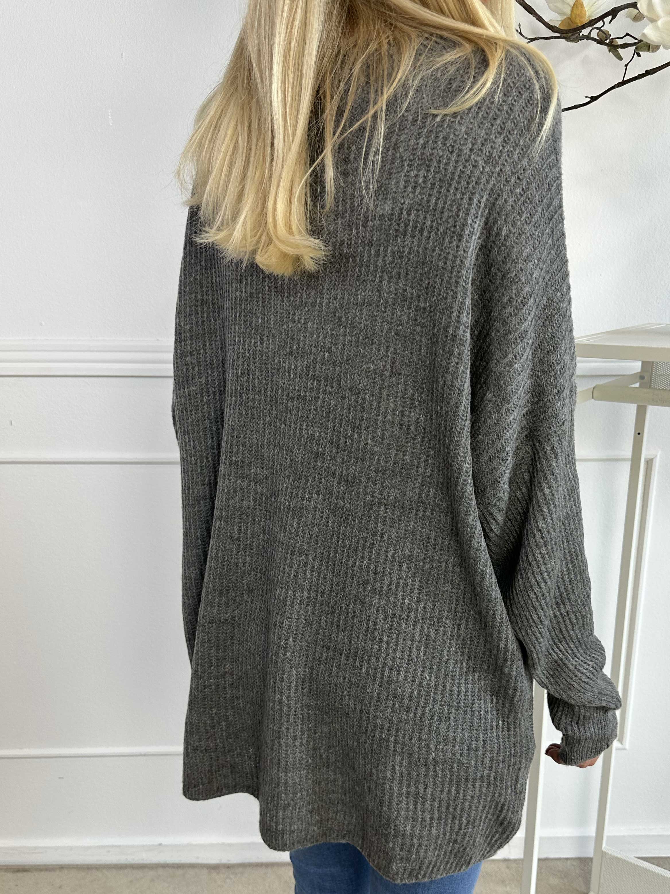 Dakota - Lang plus size strikbluse med lommer