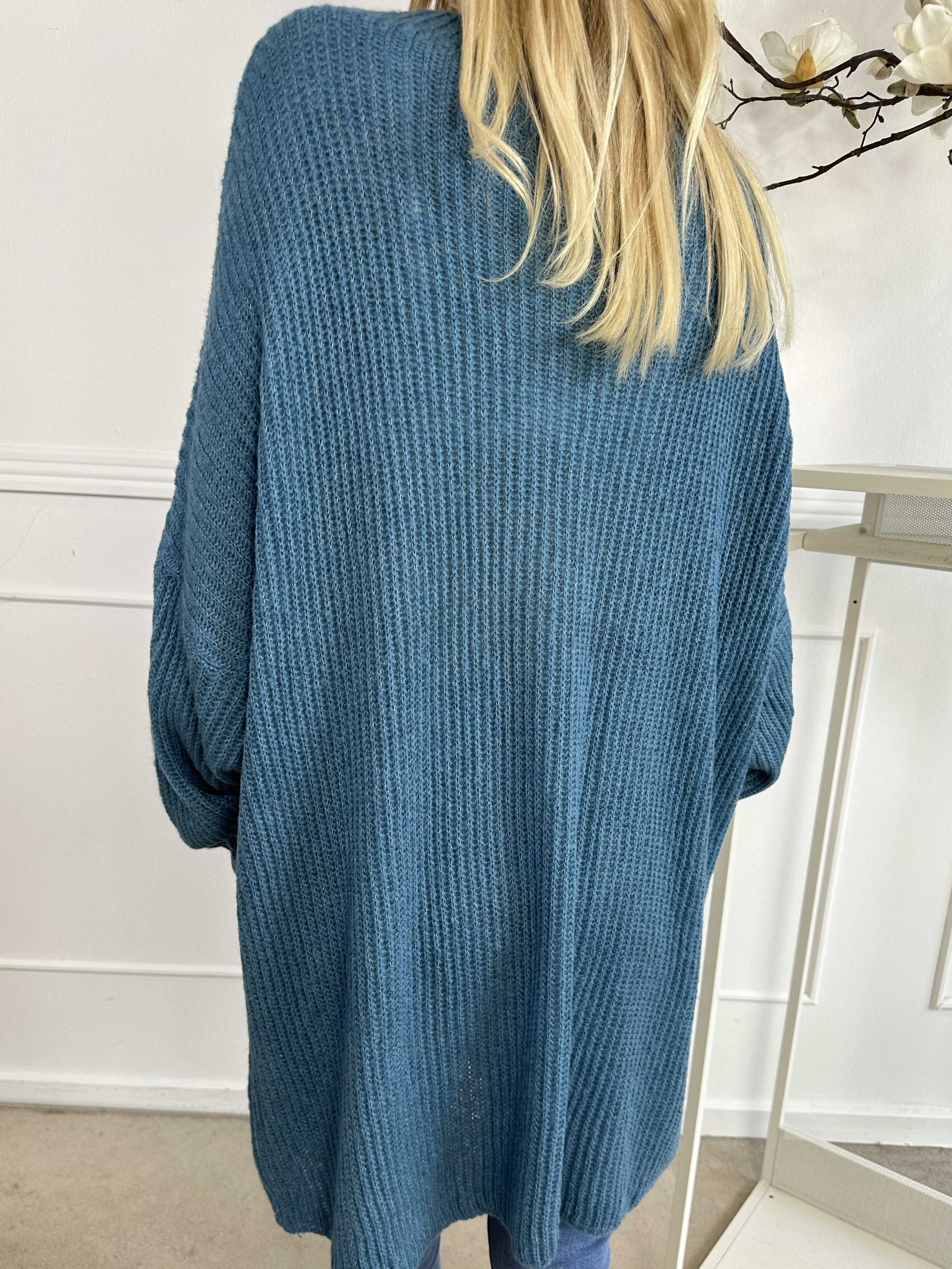 Dakota - Lang plus size strikbluse med lommer