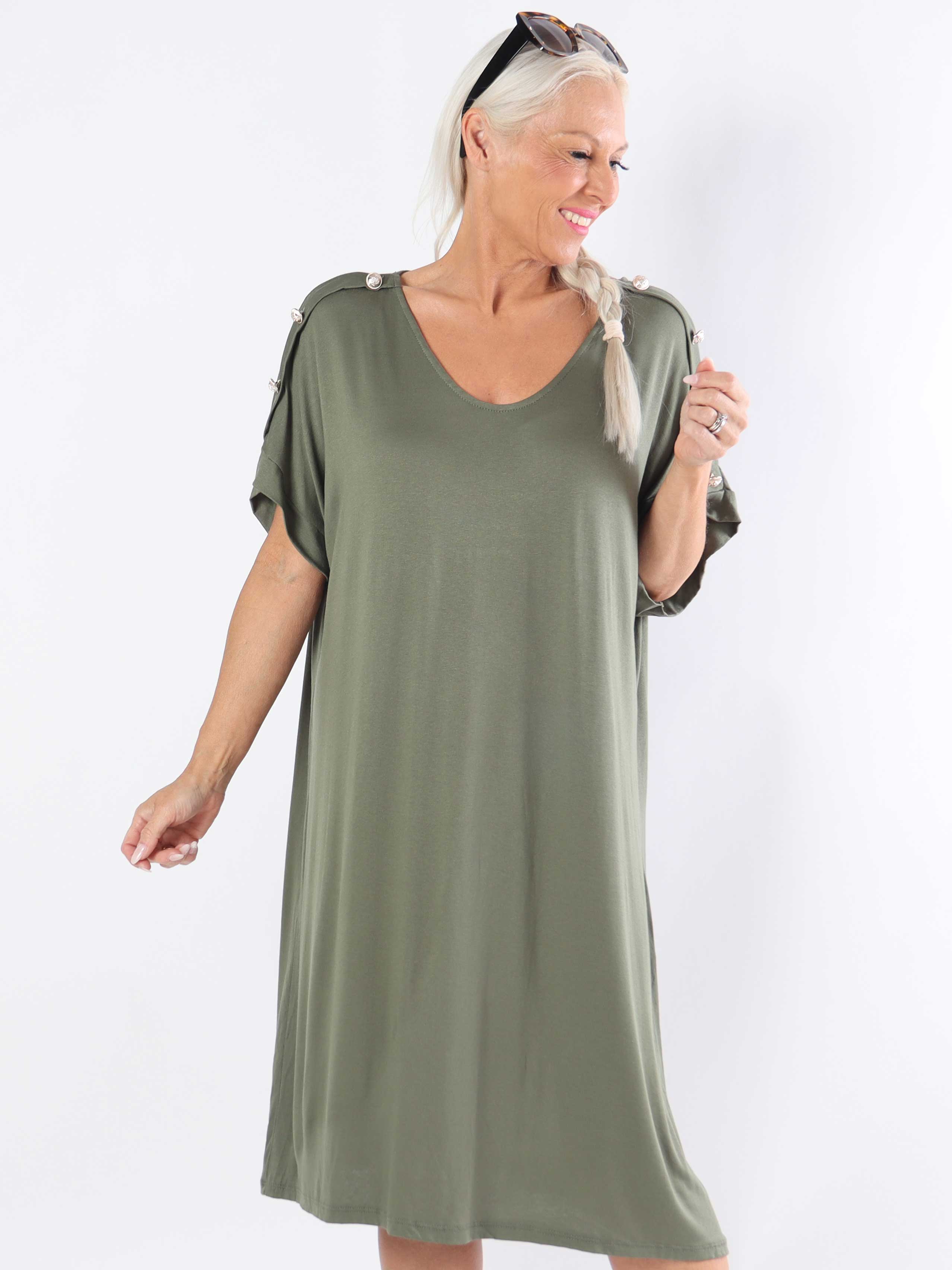 Alli - Sød plus size t-shirtkjole med knapdetaljer på skulderen