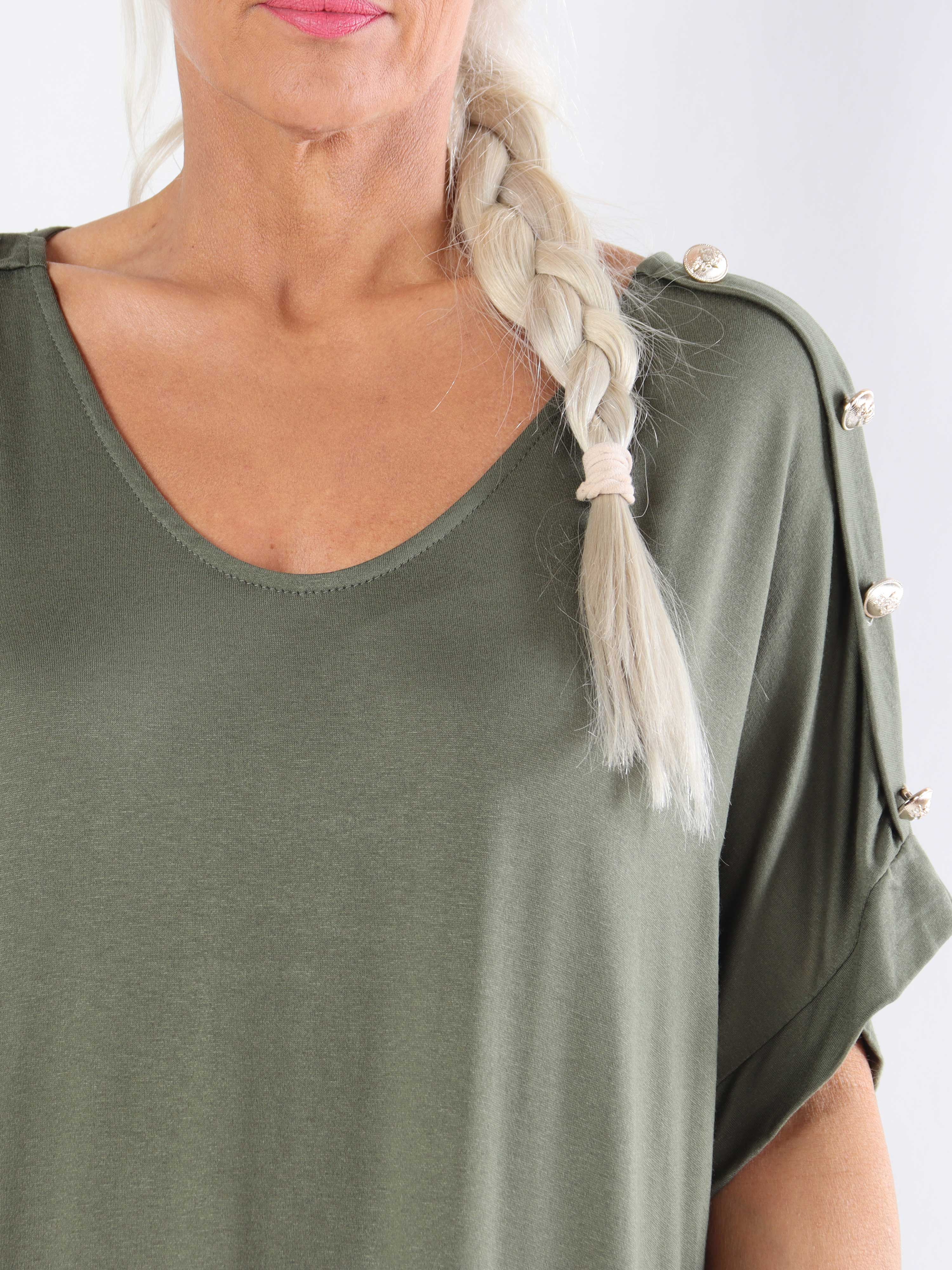 Alli - Sød plus size t-shirtkjole med knapdetaljer på skulderen