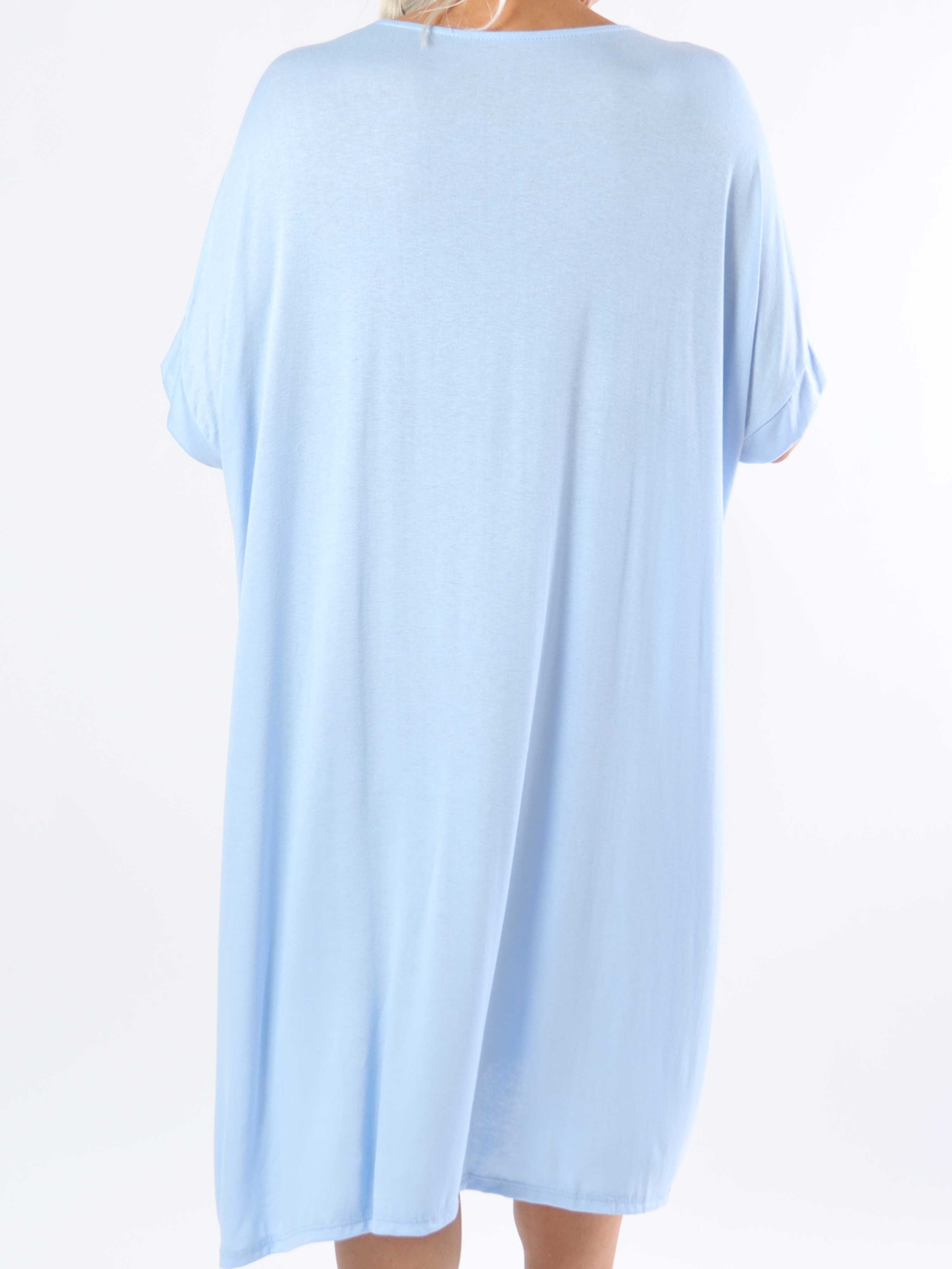 Alli - Sød plus size t-shirtkjole med knapdetaljer på skulderen