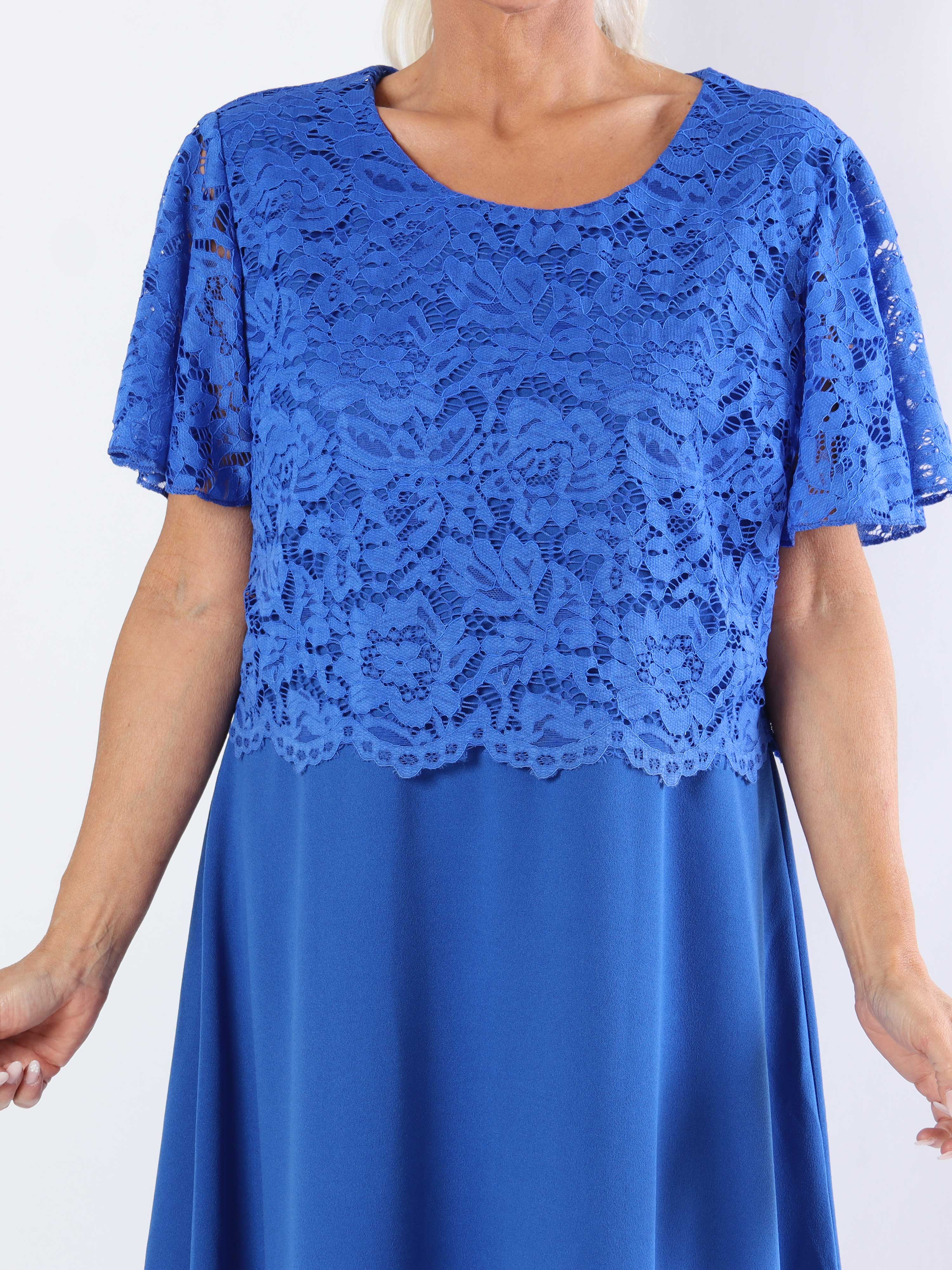 Aniki - Fin feminin plus size kjole med blondestykke foroven