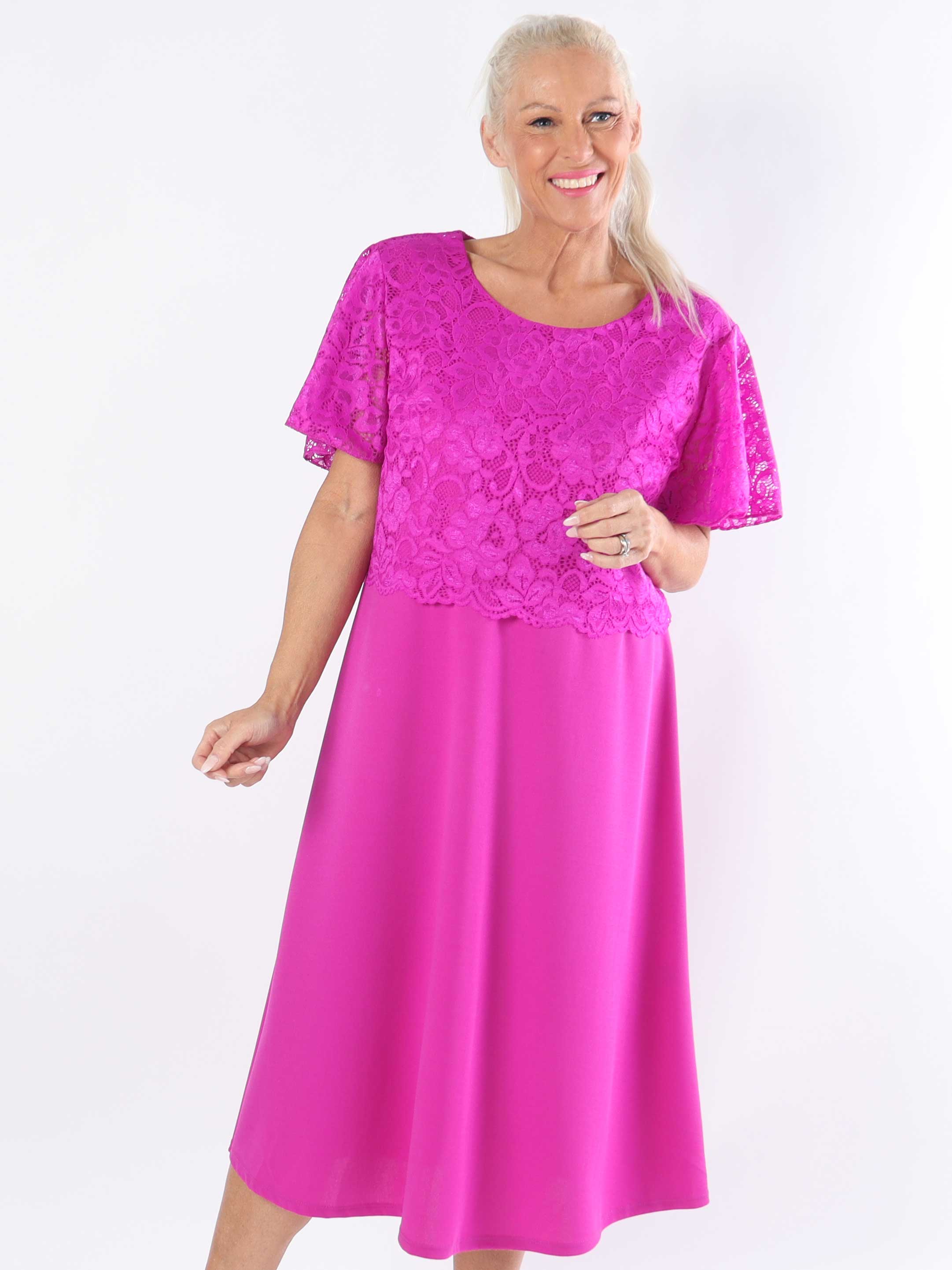 Aniki - Fin feminin plus size kjole med blondestykke foroven