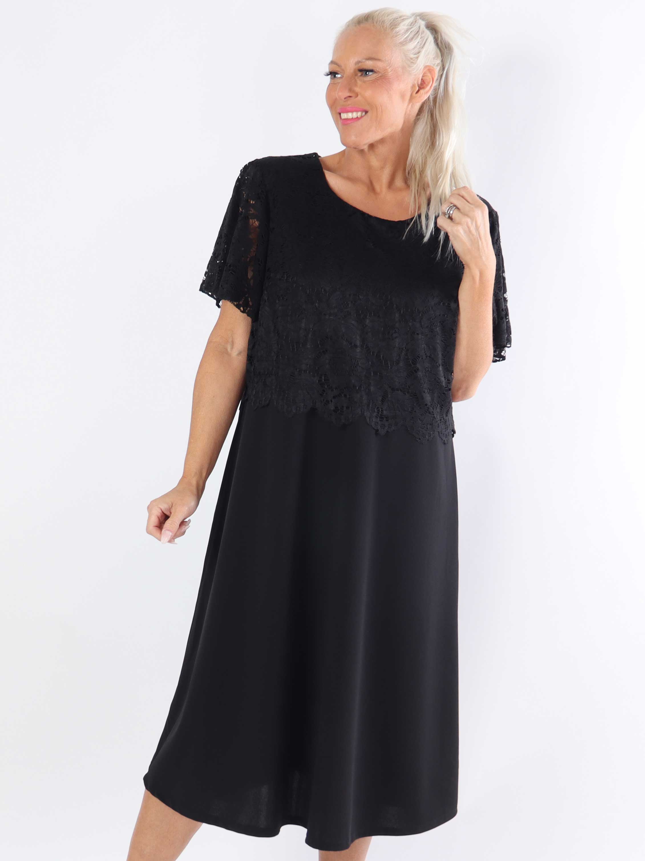 Aniki - Fin feminin plus size kjole med blondestykke foroven