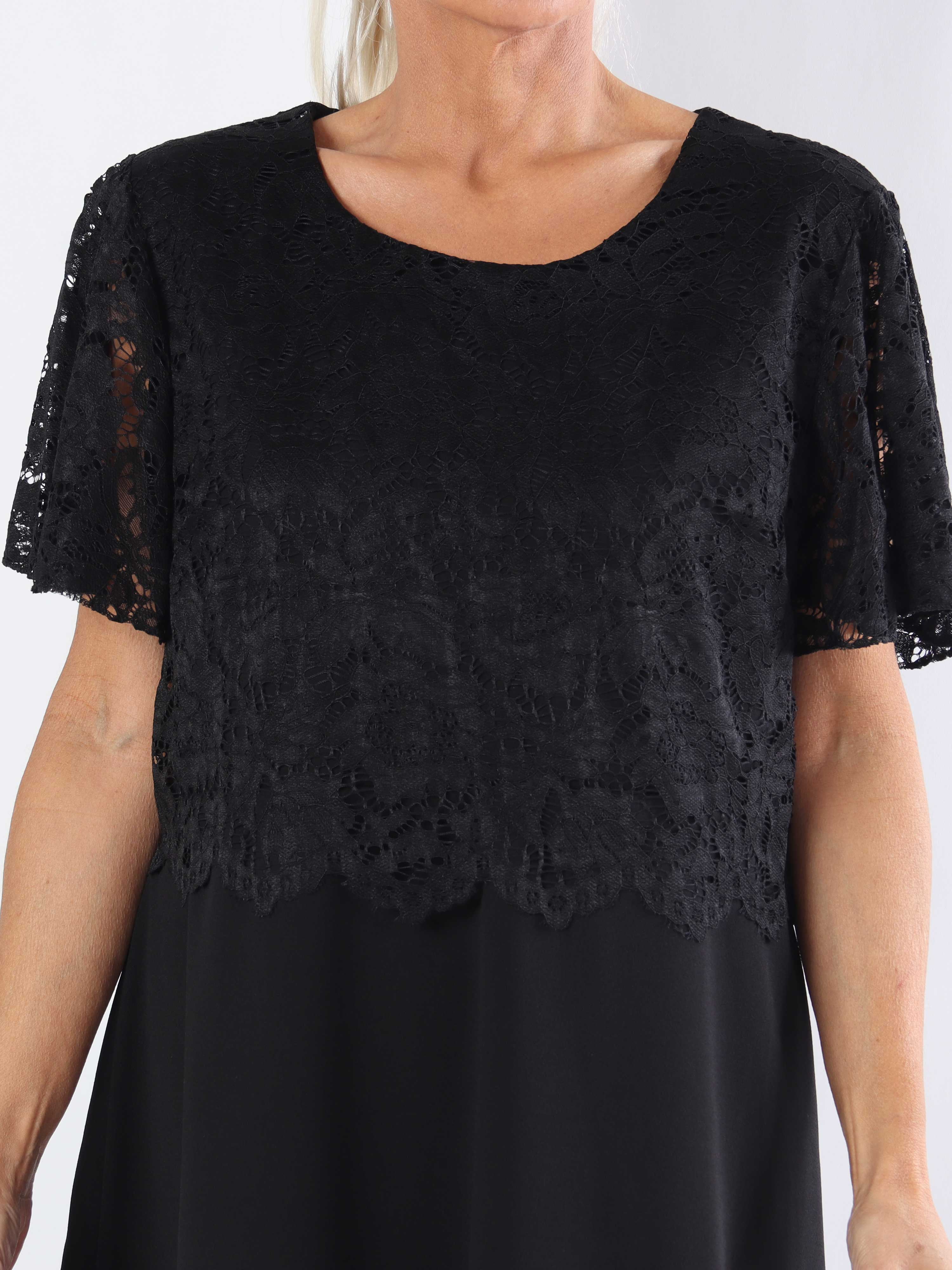 Aniki - Fin feminin plus size kjole med blondestykke foroven