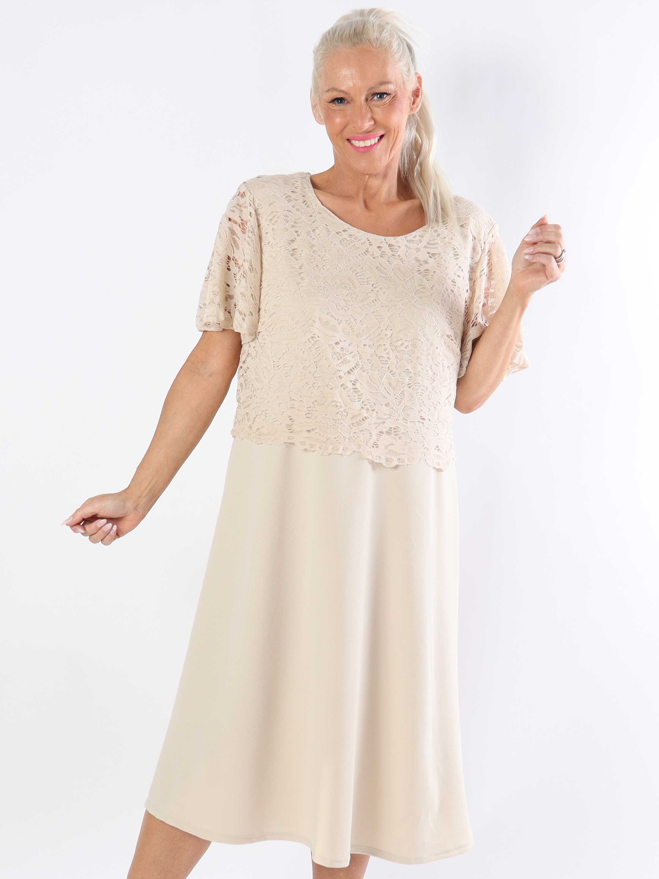 Aniki - Fin feminin plus size kjole med blondestykke foroven