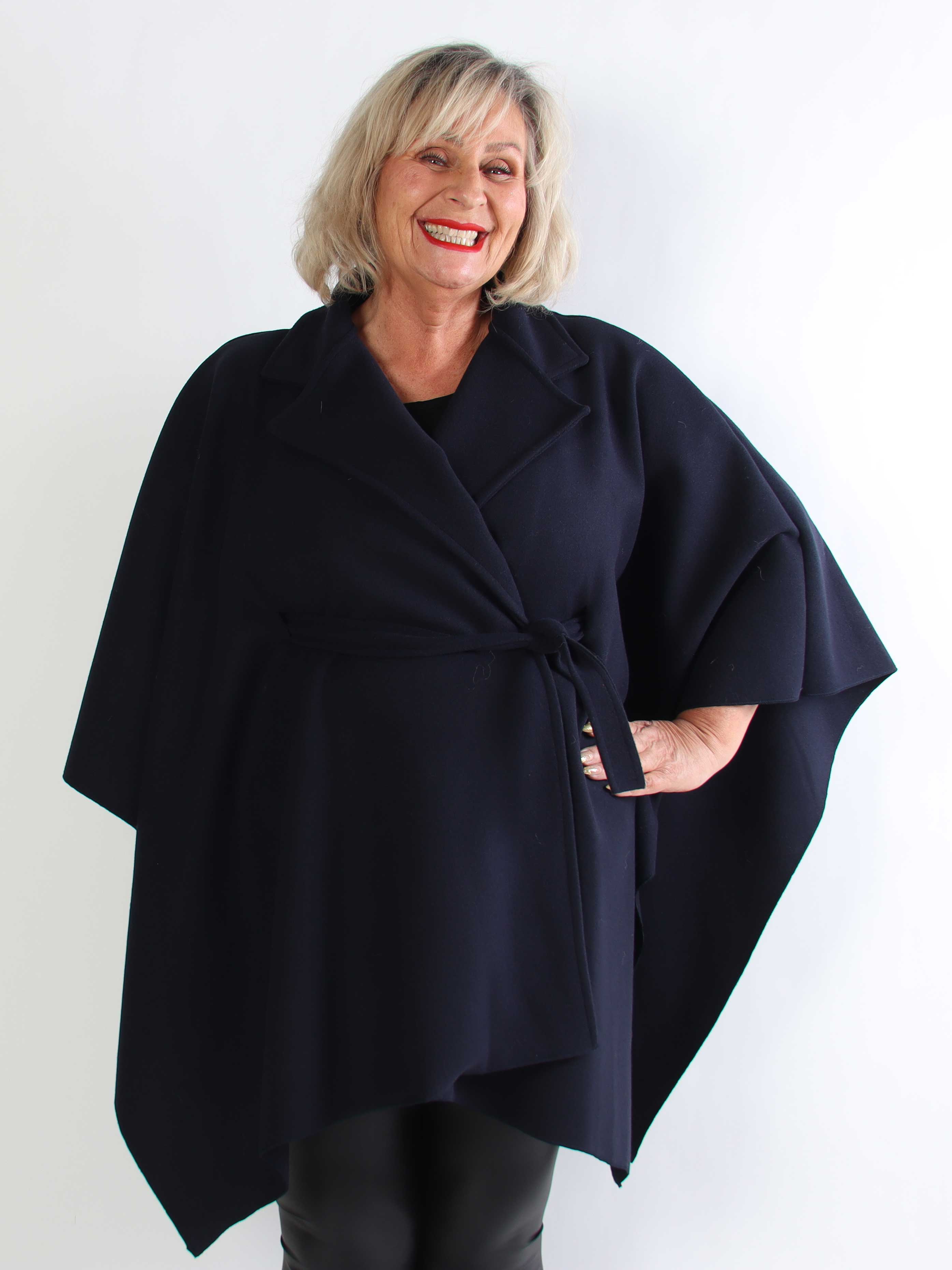 Zanna - Klassisk plus size frakke med bælte i taljen