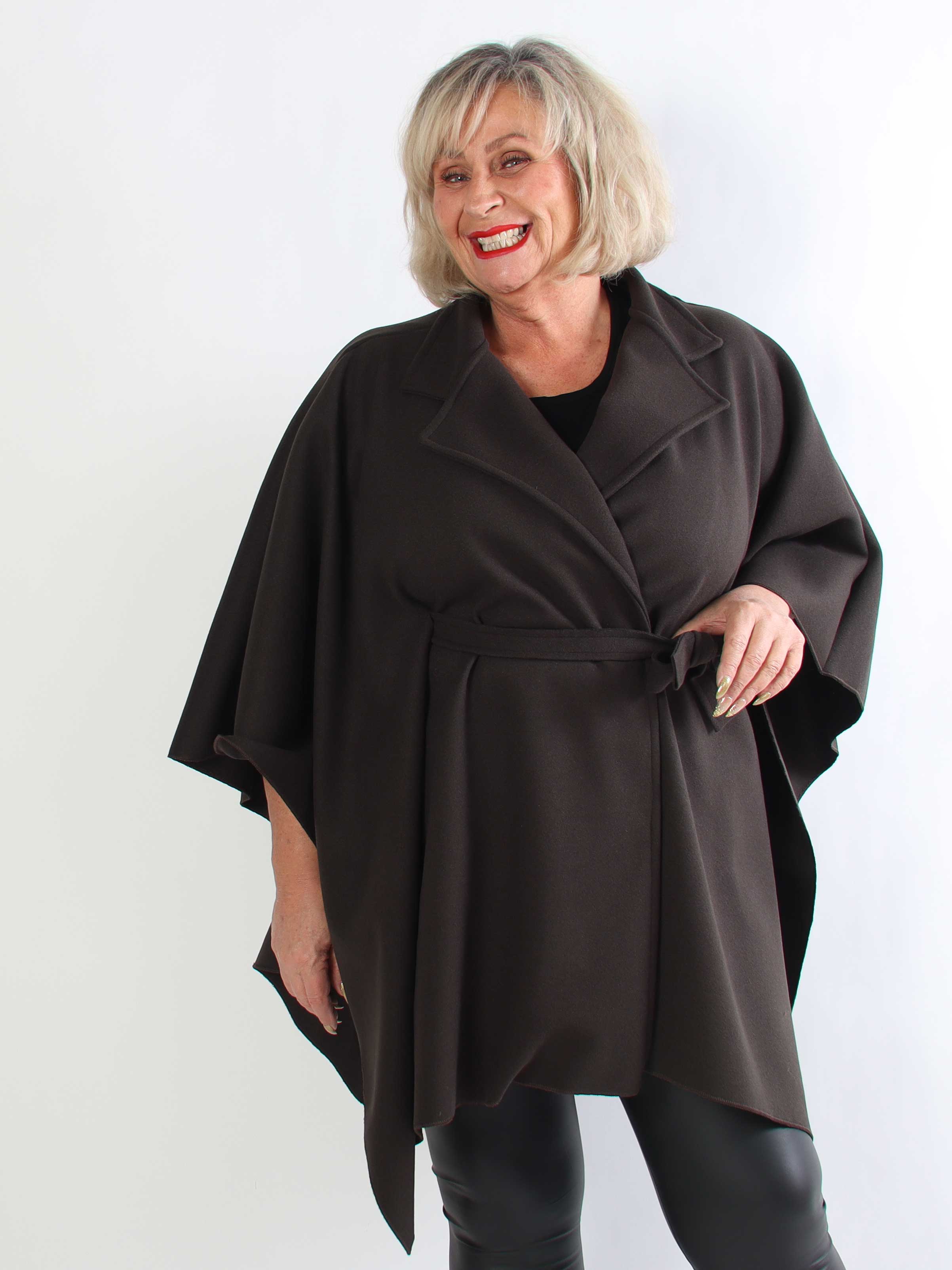 Zanna - Klassisk plus size frakke med bælte i taljen