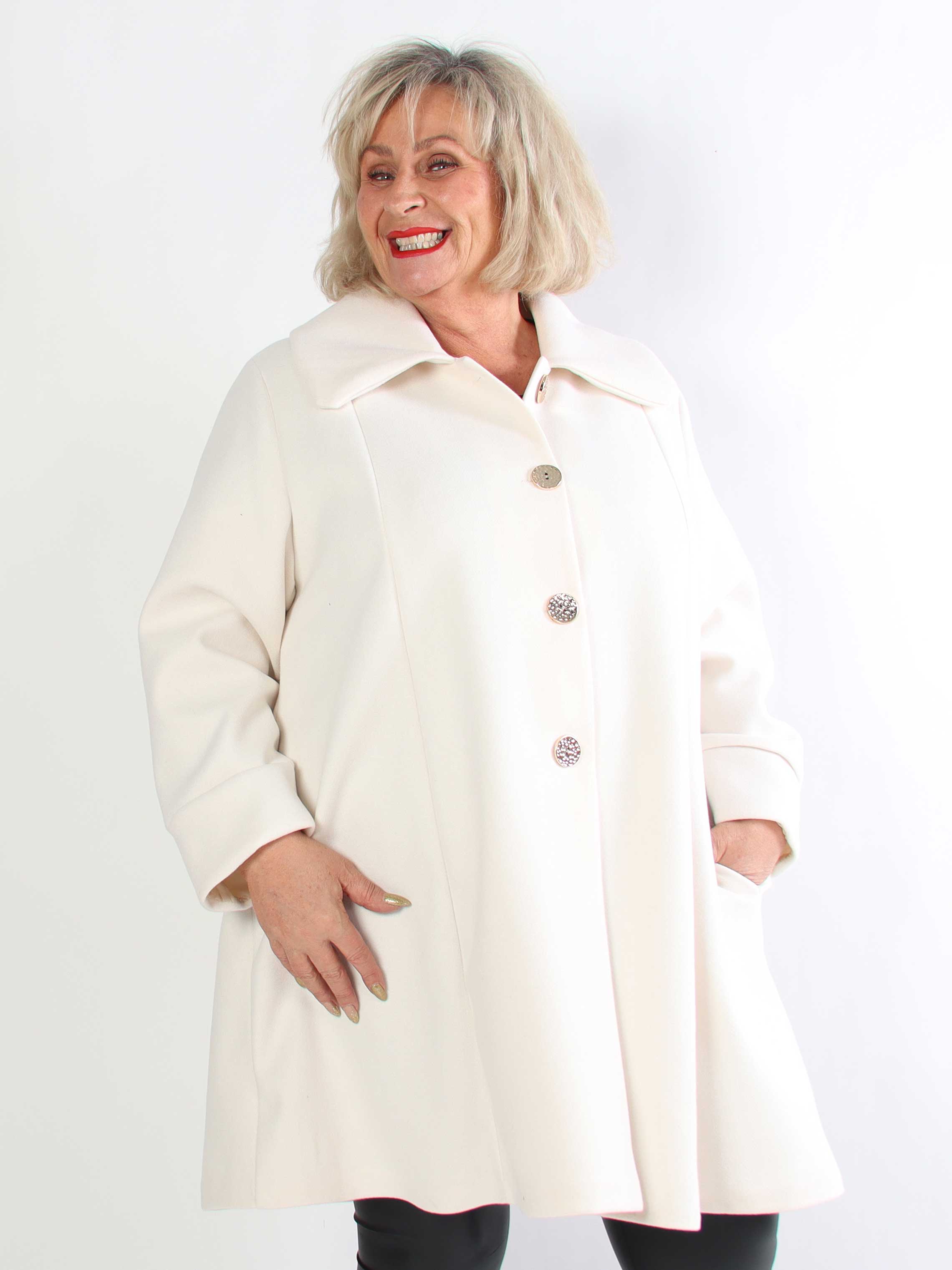 Yalena - Klassisk plus size frakke i A-facon med lommer