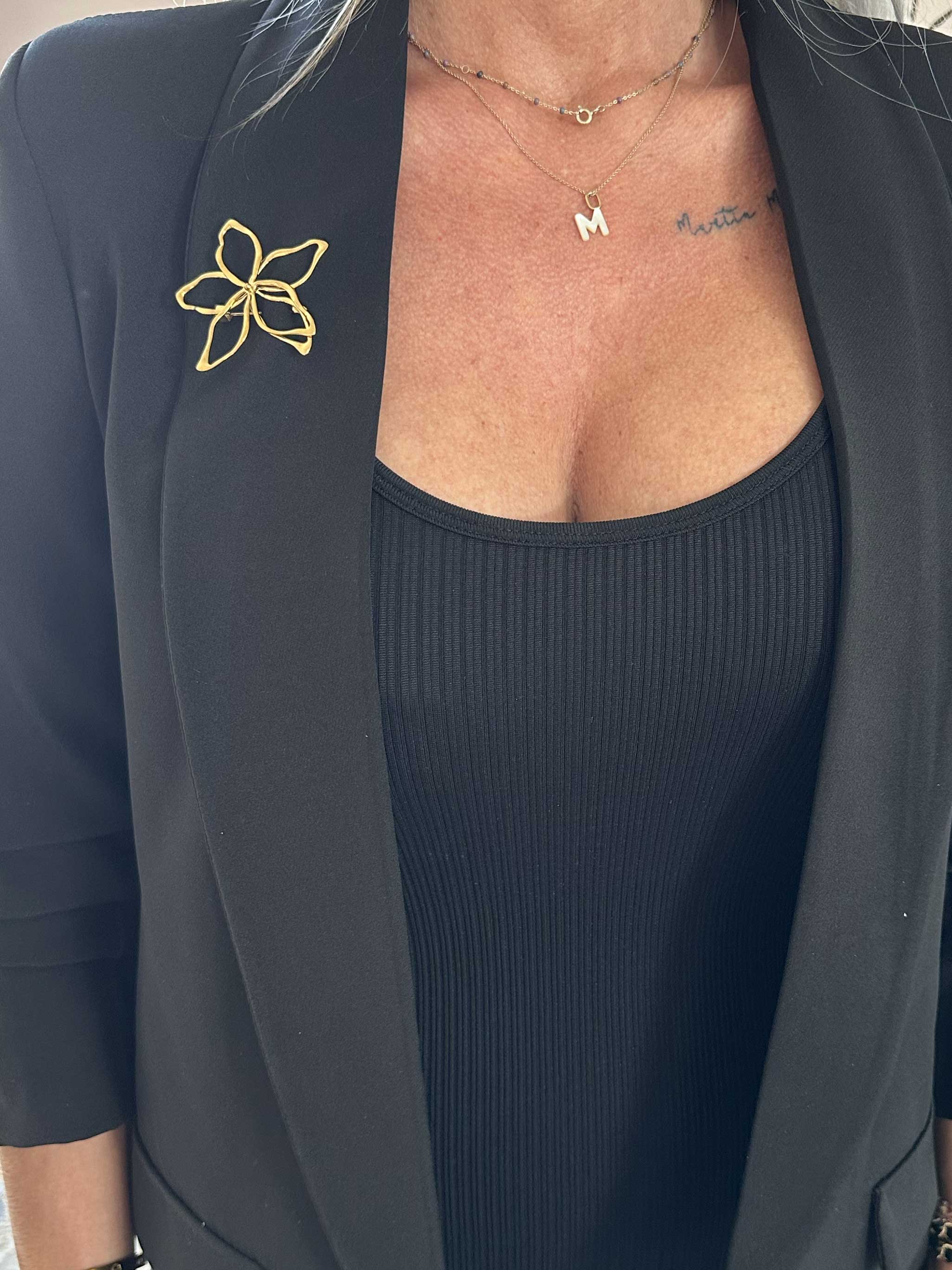 Myrina - Guldfarvet broche med blomst