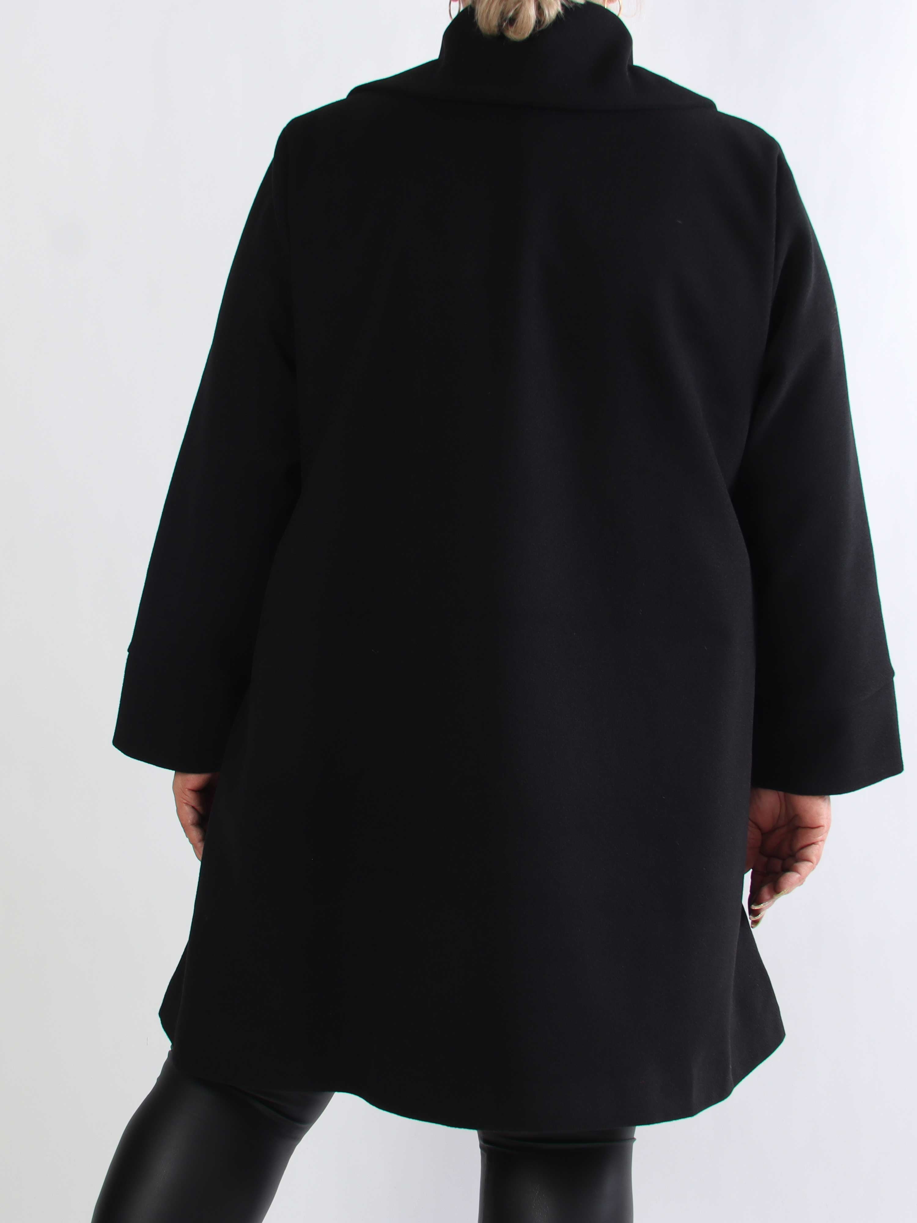 Yalena - Klassisk plus size frakke i A-facon med lommer