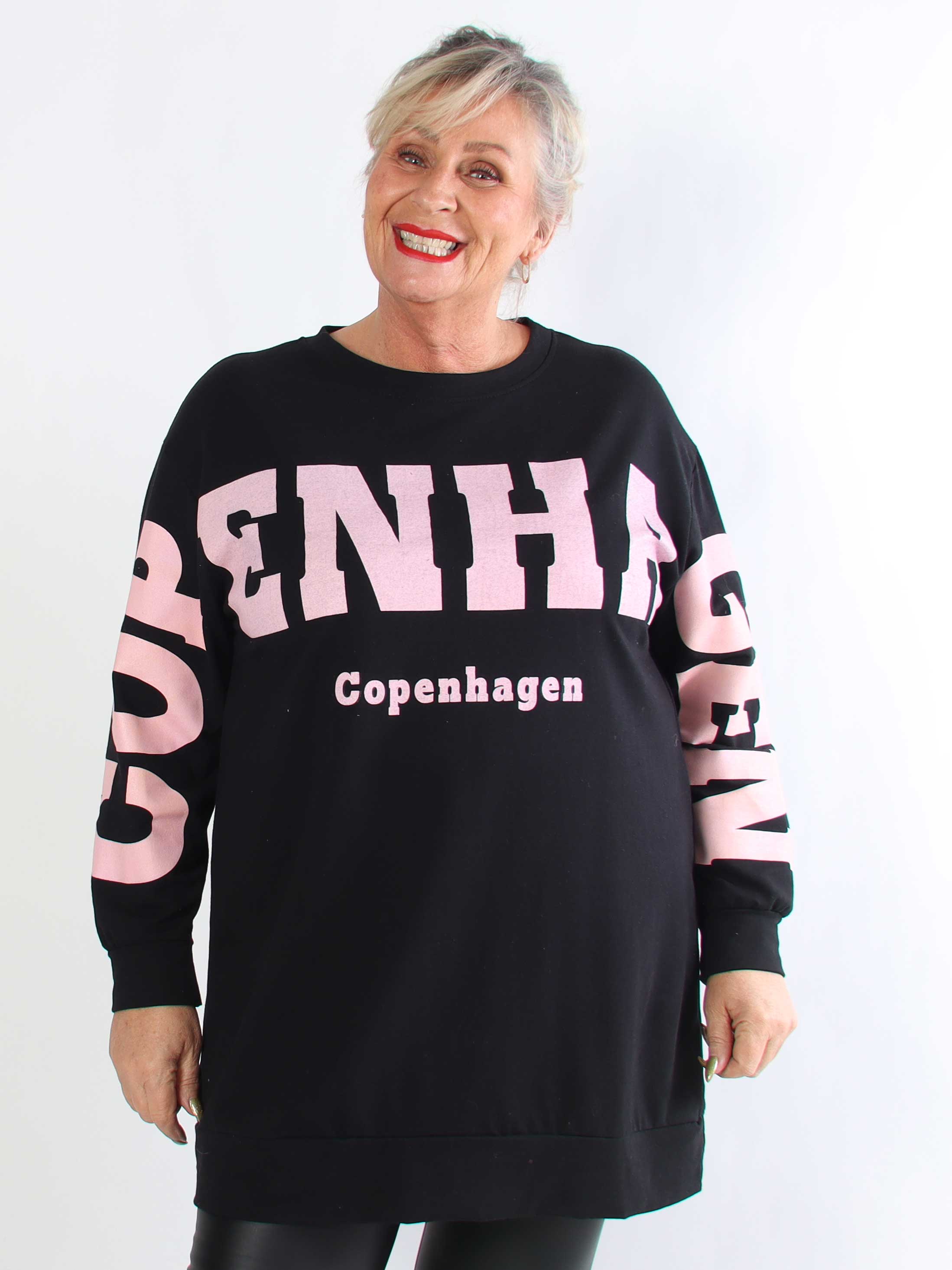 Claudine - Plus size joggingkjole i bomuld med COPENHAGEN tekst