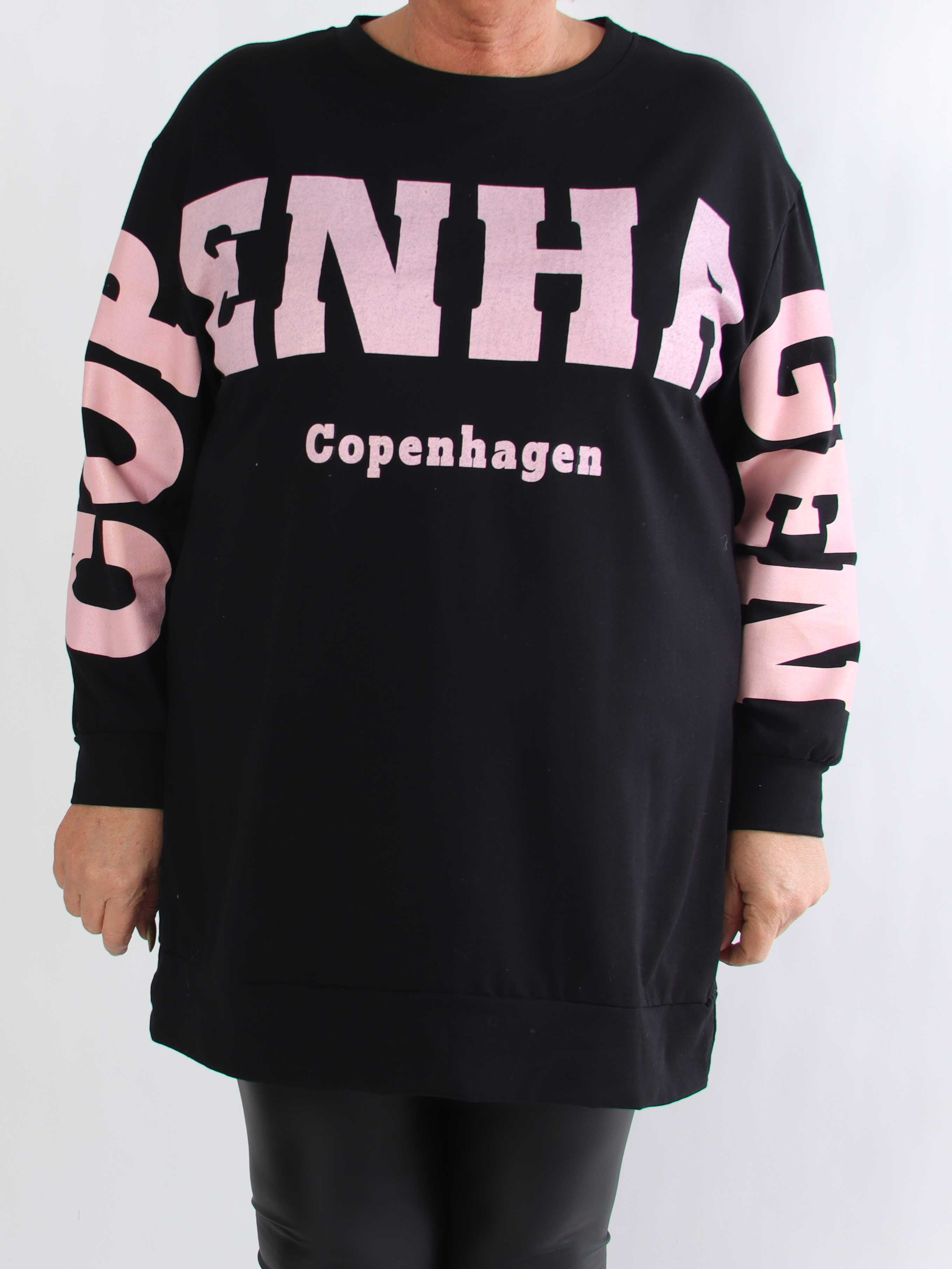 Claudine - Plus size joggingkjole i bomuld med COPENHAGEN tekst