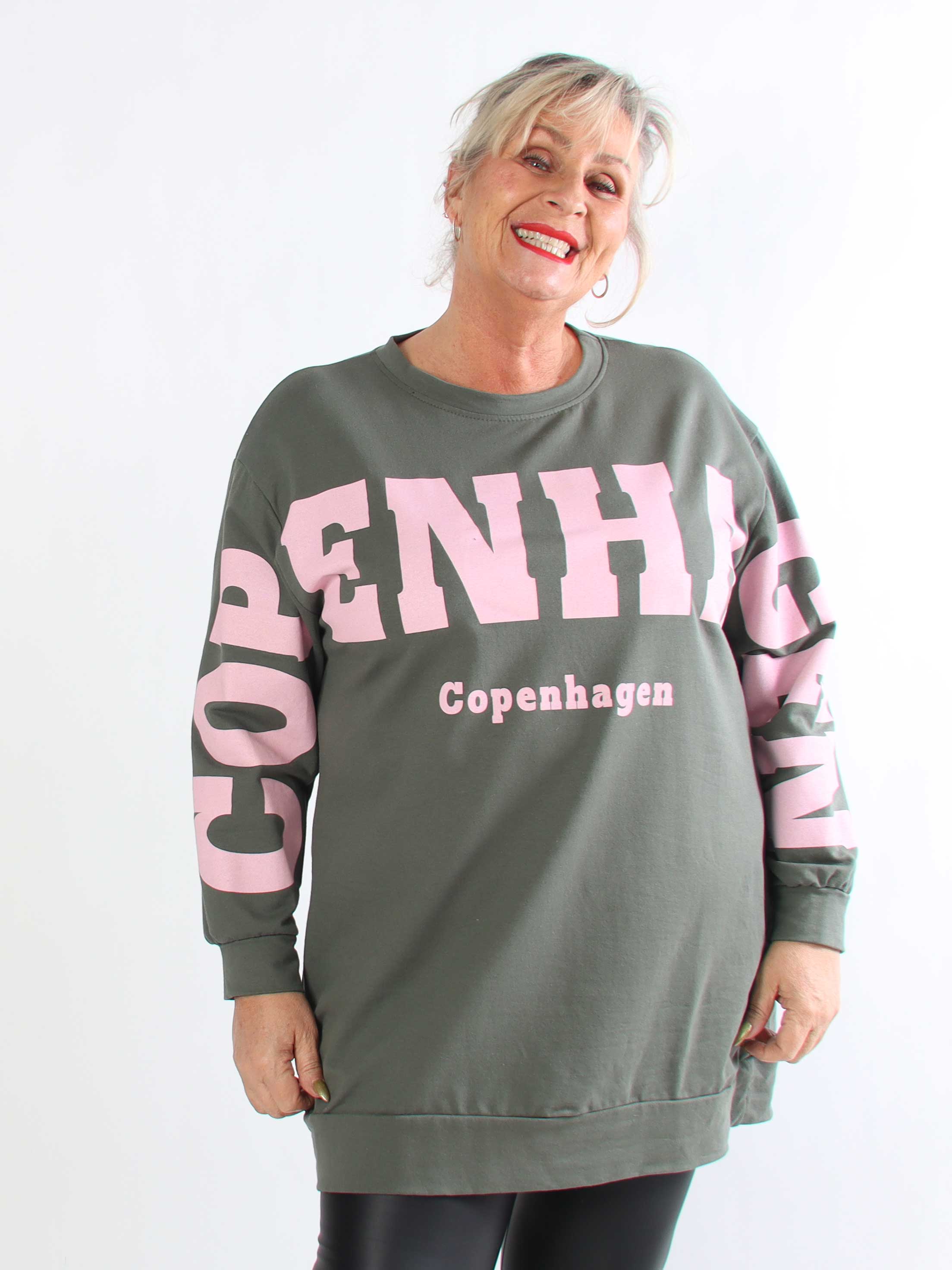 Claudine - Plus size joggingkjole i bomuld med COPENHAGEN tekst