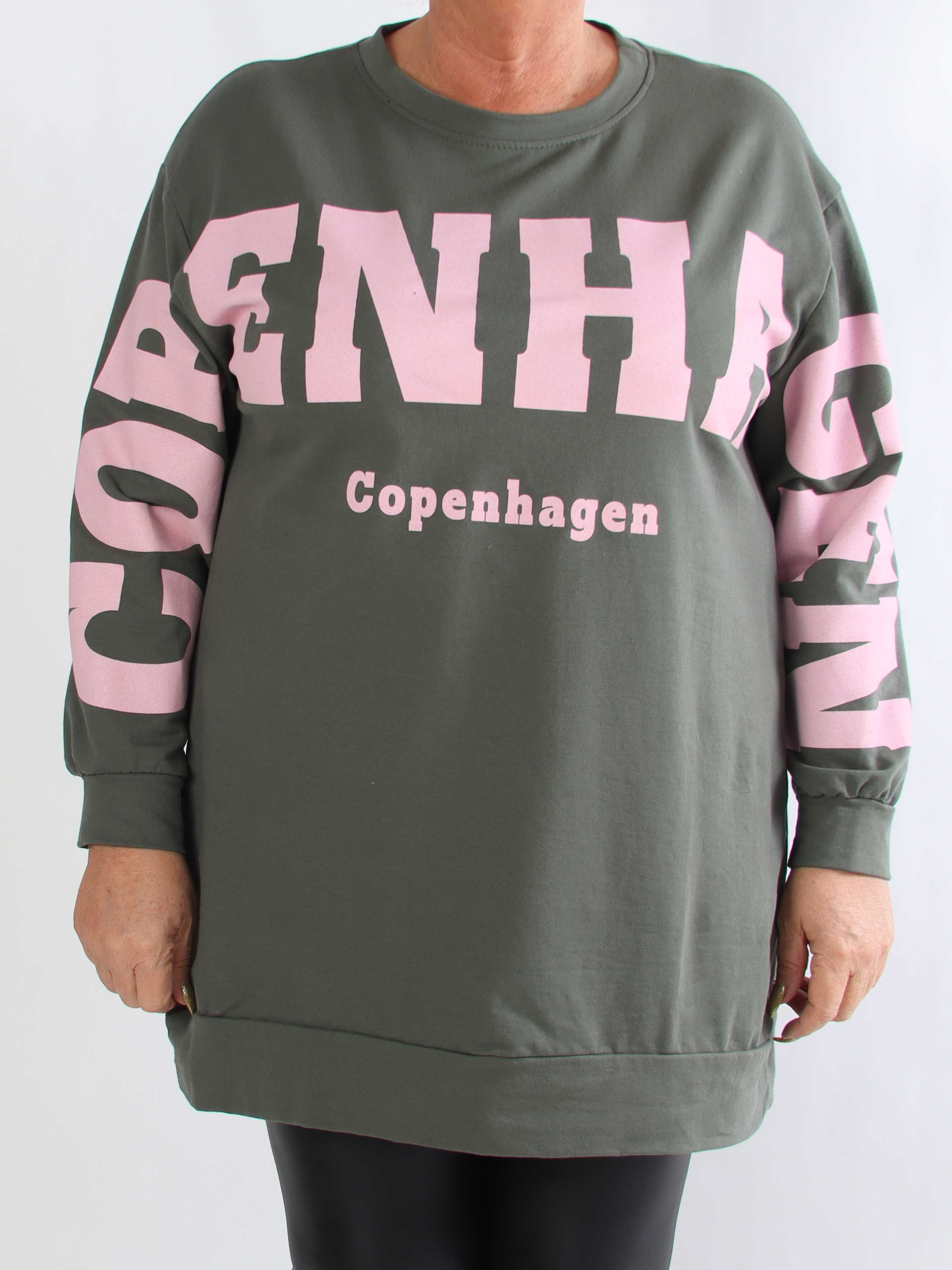 Claudine - Plus size joggingkjole i bomuld med COPENHAGEN tekst