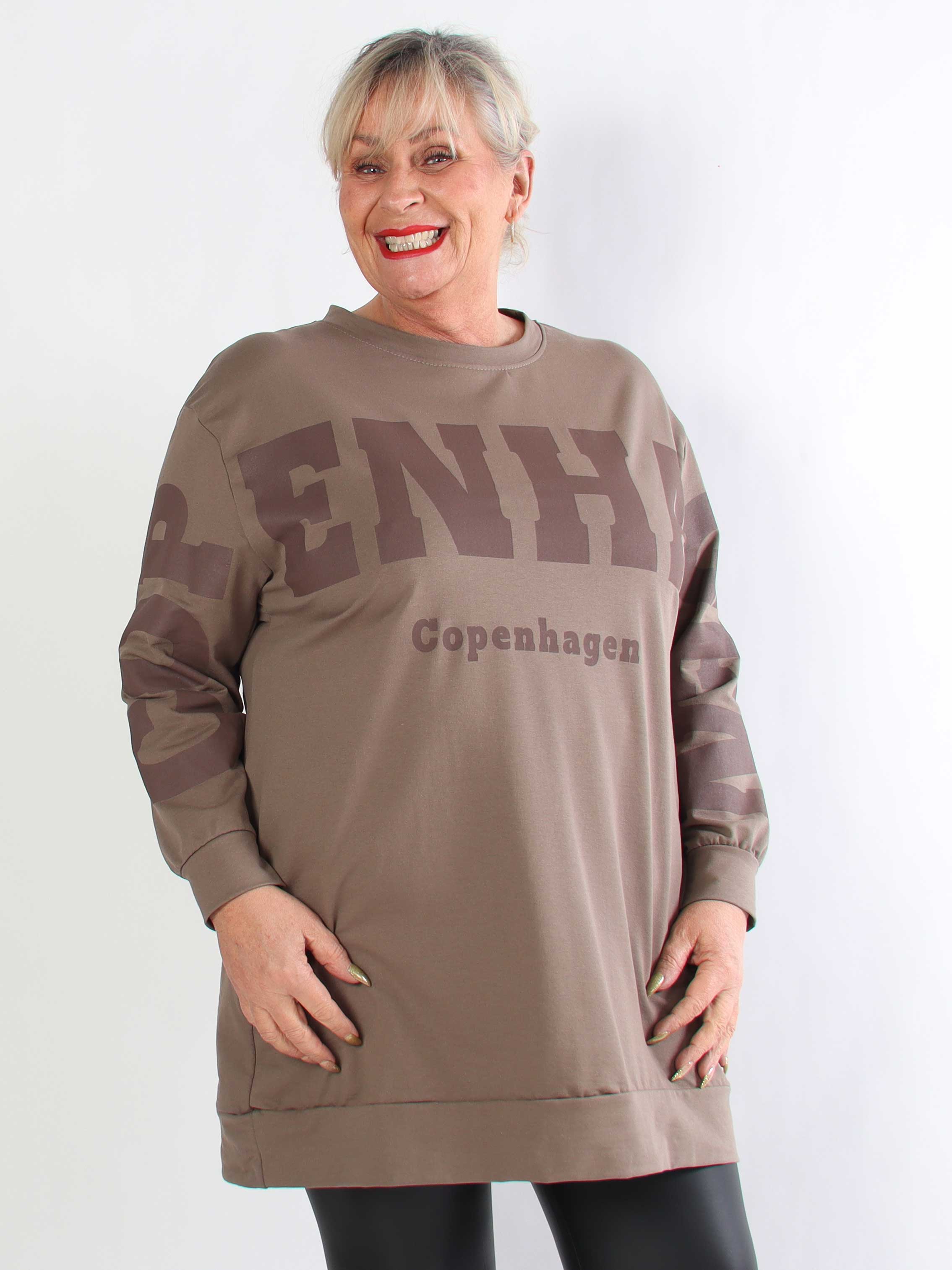 Claudine - Plus size joggingkjole i bomuld med COPENHAGEN tekst