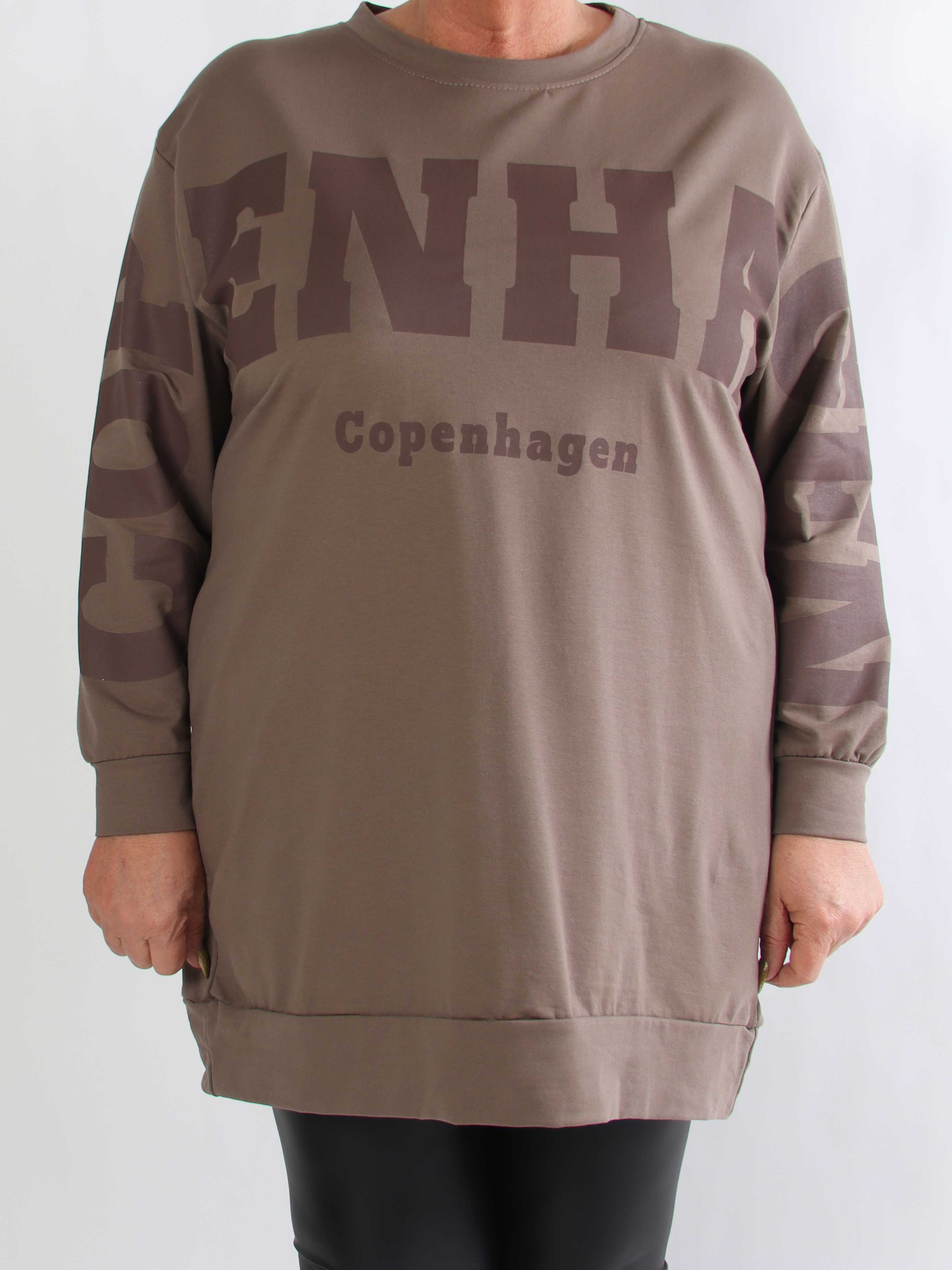 Claudine - Plus size joggingkjole i bomuld med COPENHAGEN tekst