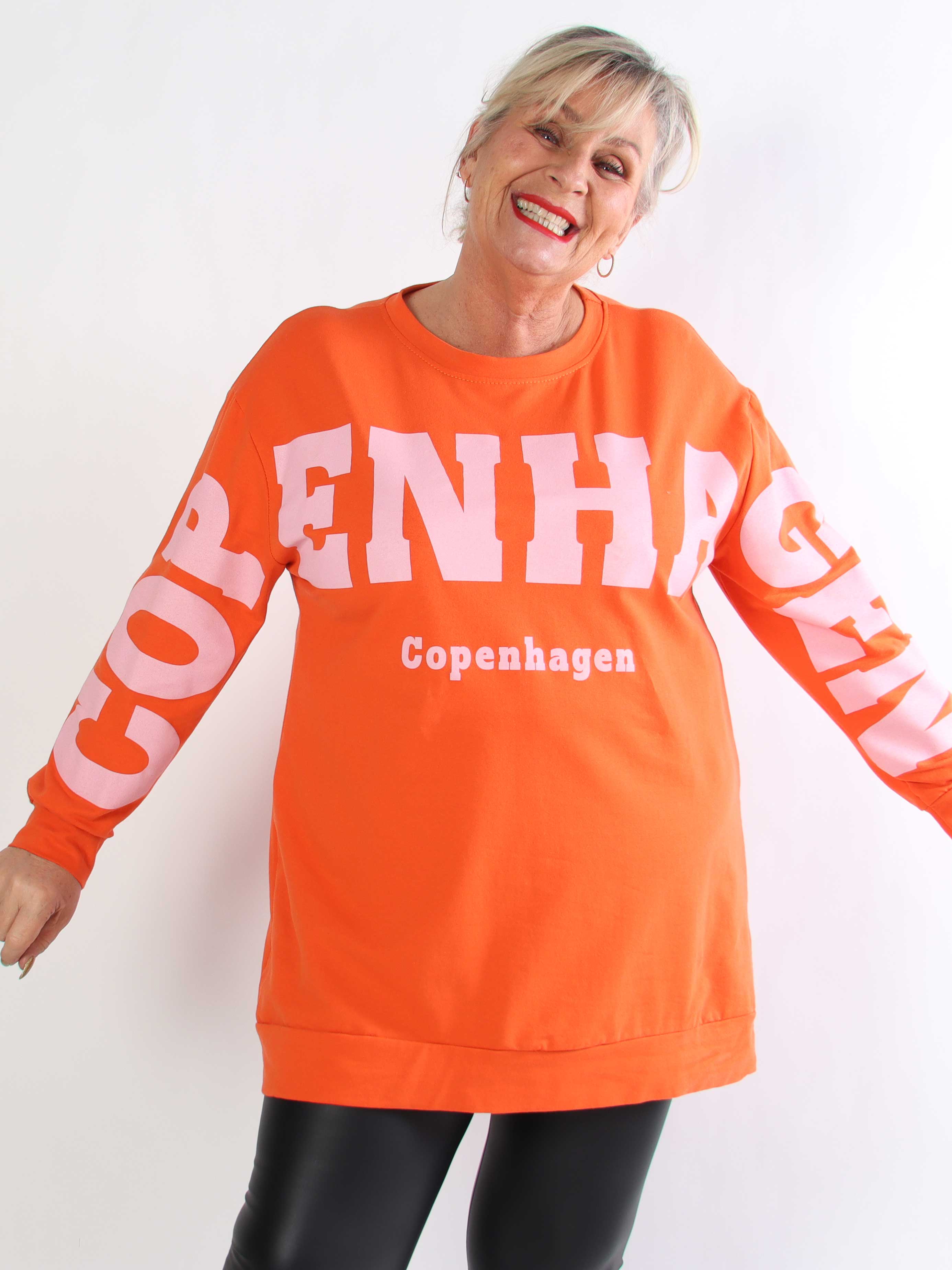 Claudine - Plus size joggingkjole i bomuld med COPENHAGEN tekst