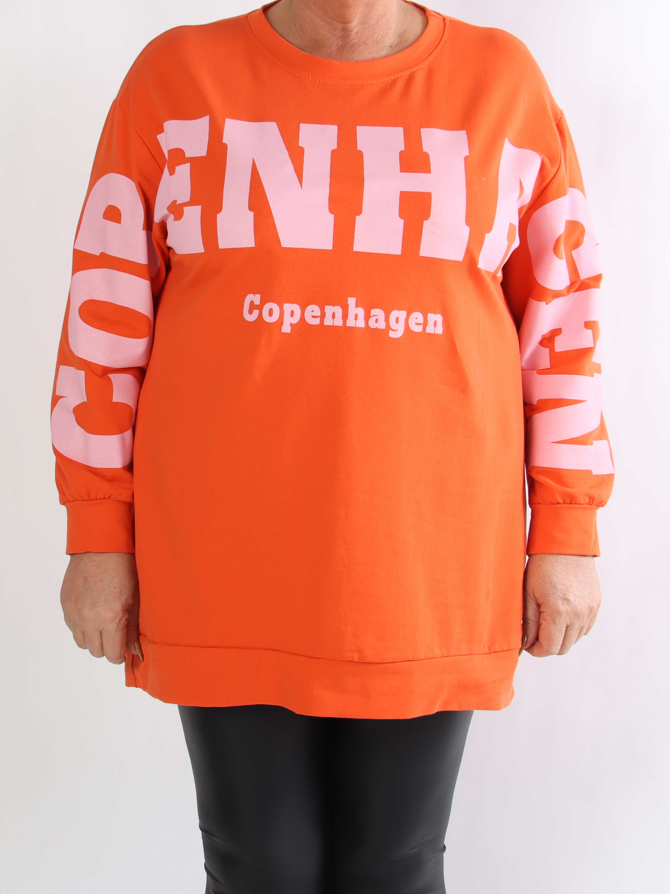 Claudine - Plus size joggingkjole i bomuld med COPENHAGEN tekst