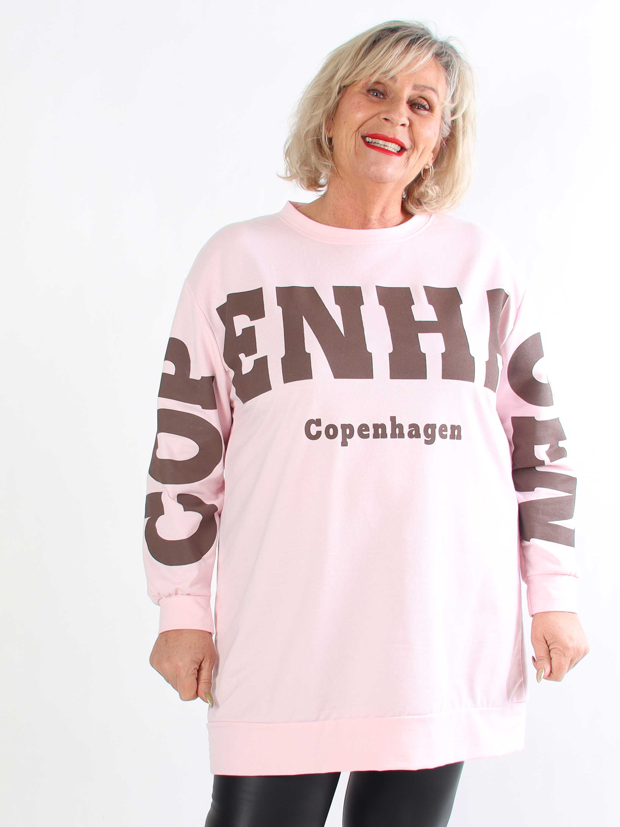 Claudine - Plus size joggingkjole i bomuld med COPENHAGEN tekst