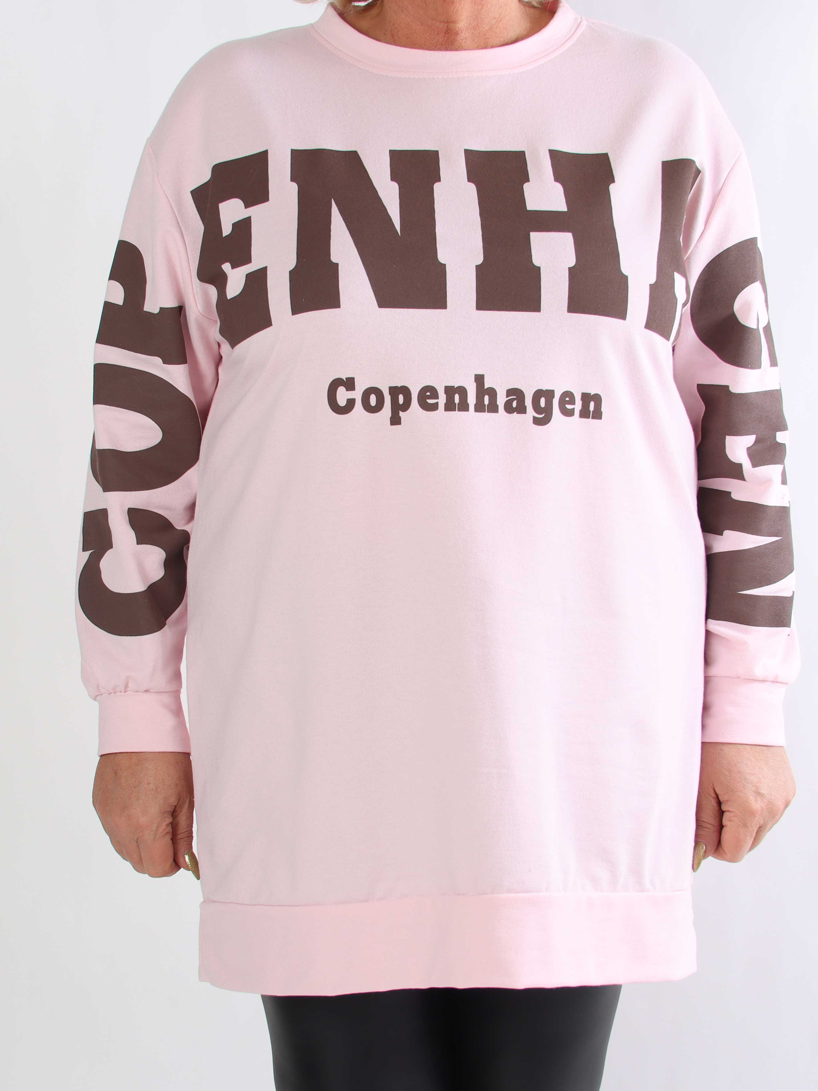 Claudine - Plus size joggingkjole i bomuld med COPENHAGEN tekst