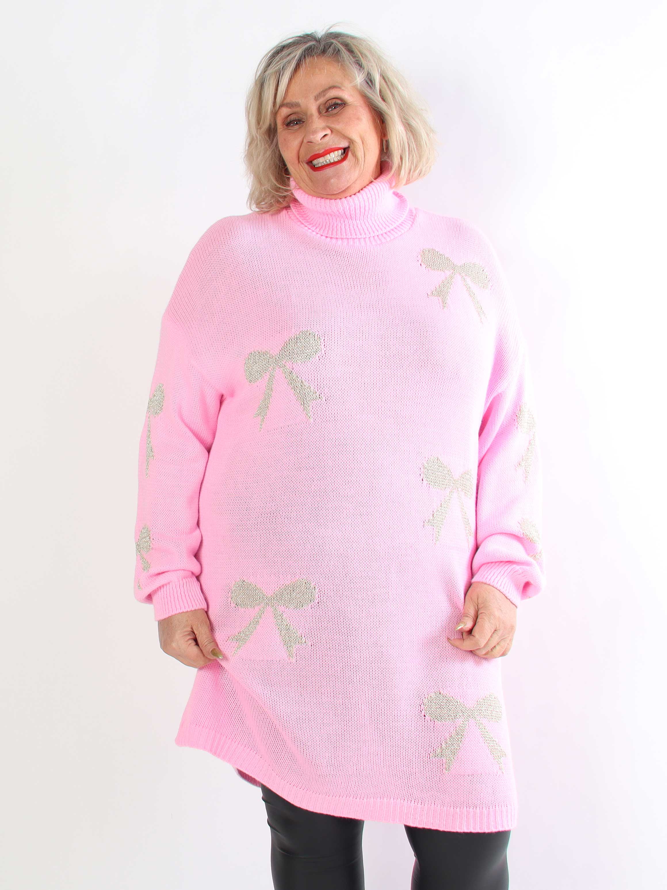 Vallie - Plus size strikkjole med guldsløjfer og rullekrave