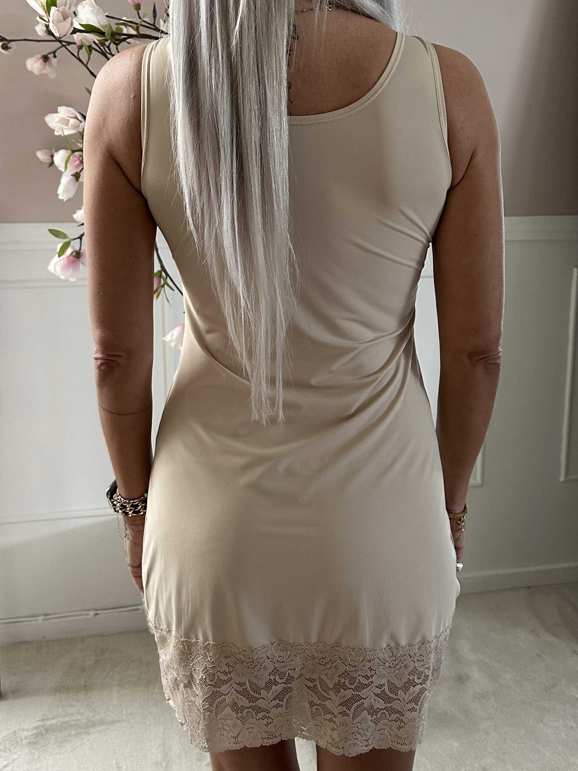 Nancy - Elastisk underkjole med blondekant